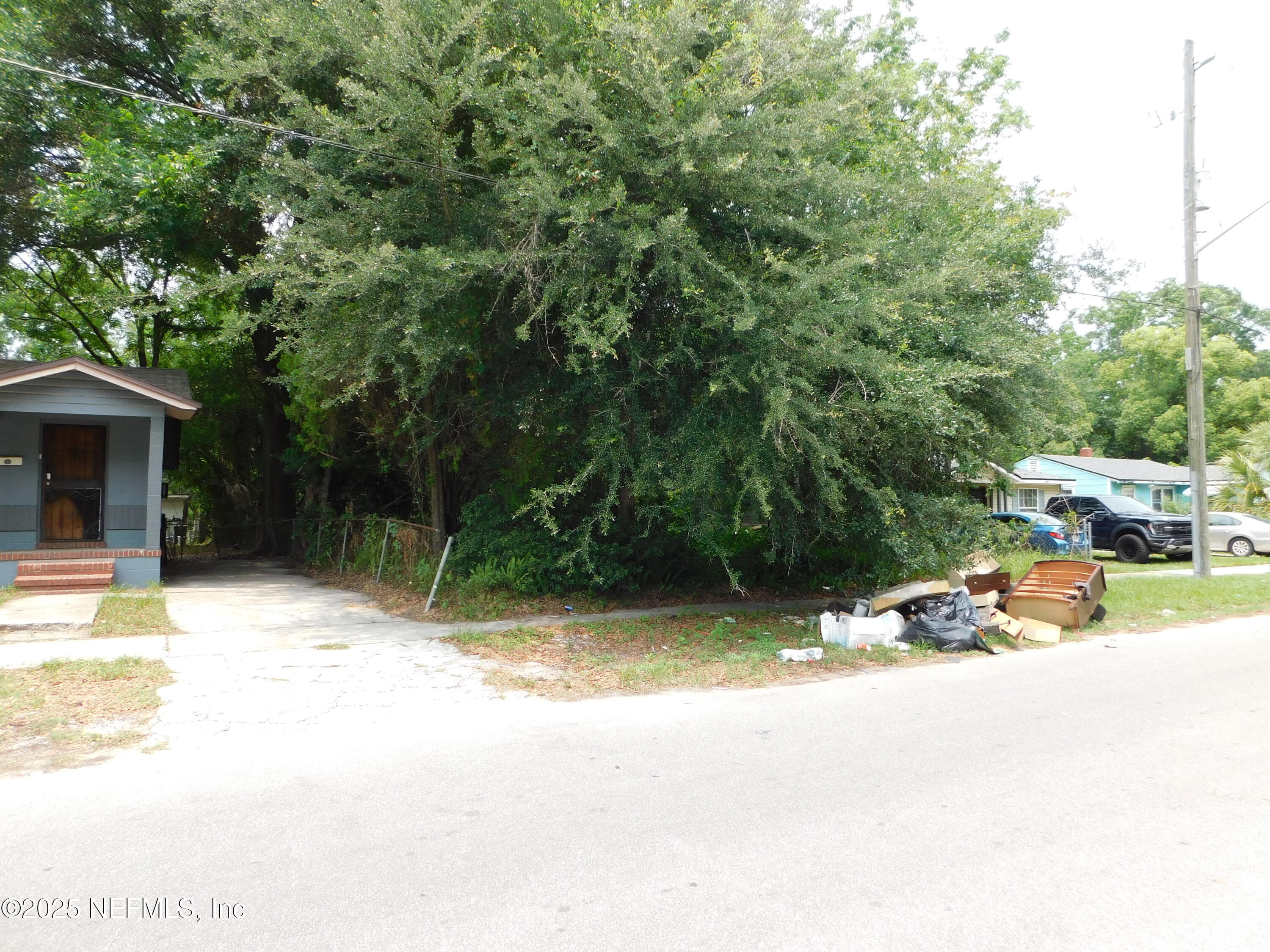 1585 W 27TH