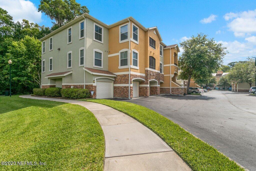 Jacksonville, FL home for sale located at 8539 Gate Parkway W Unit 1724, Jacksonville, FL 32216