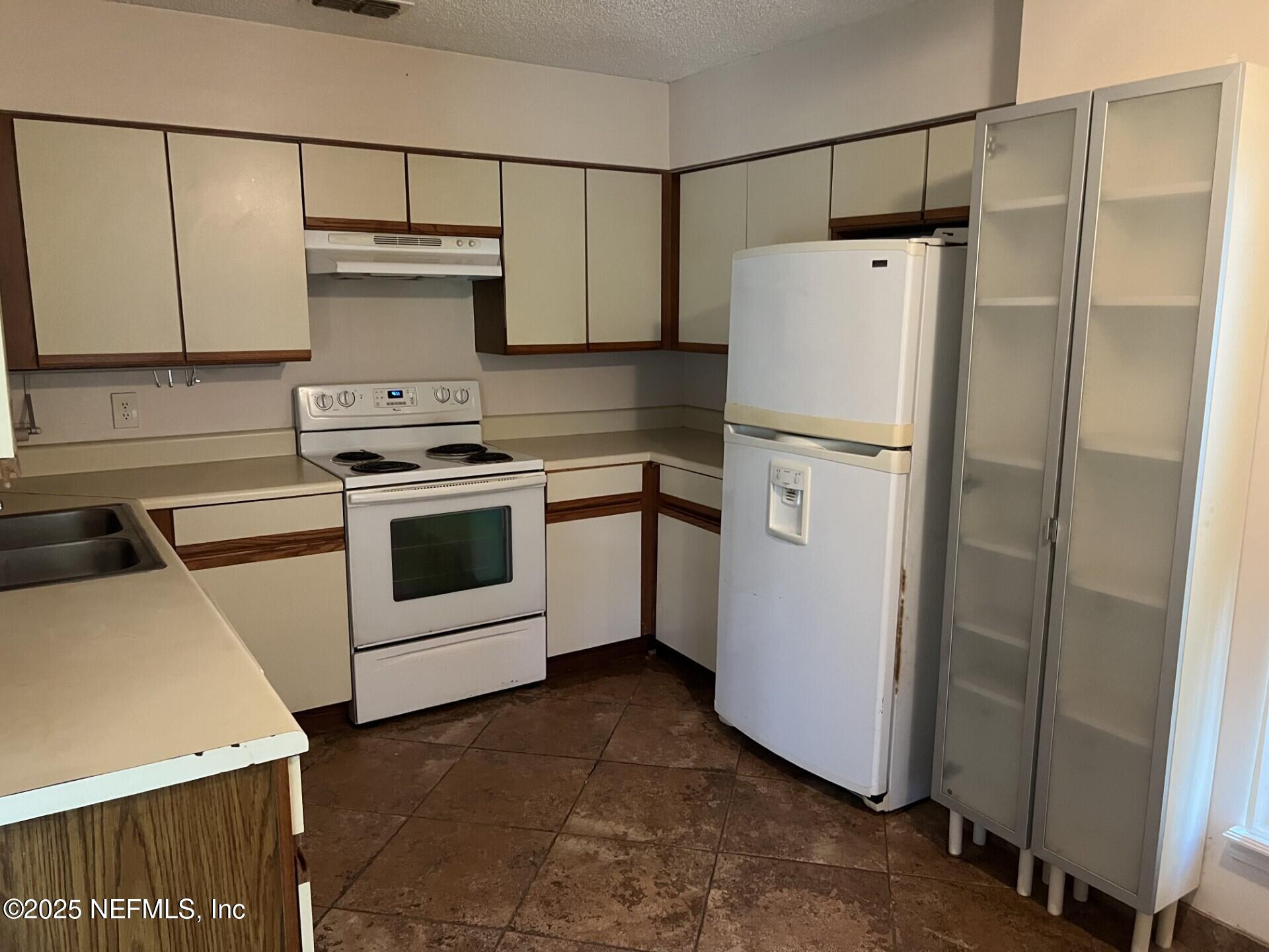 1102 WOOD HILL Place 1102