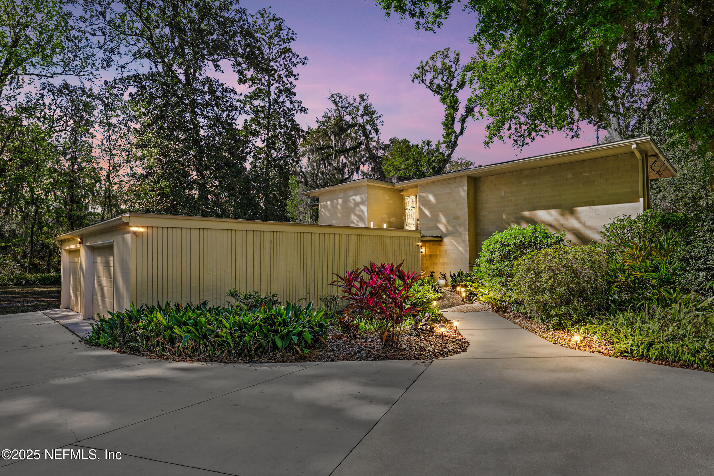2916 FOREST Circle