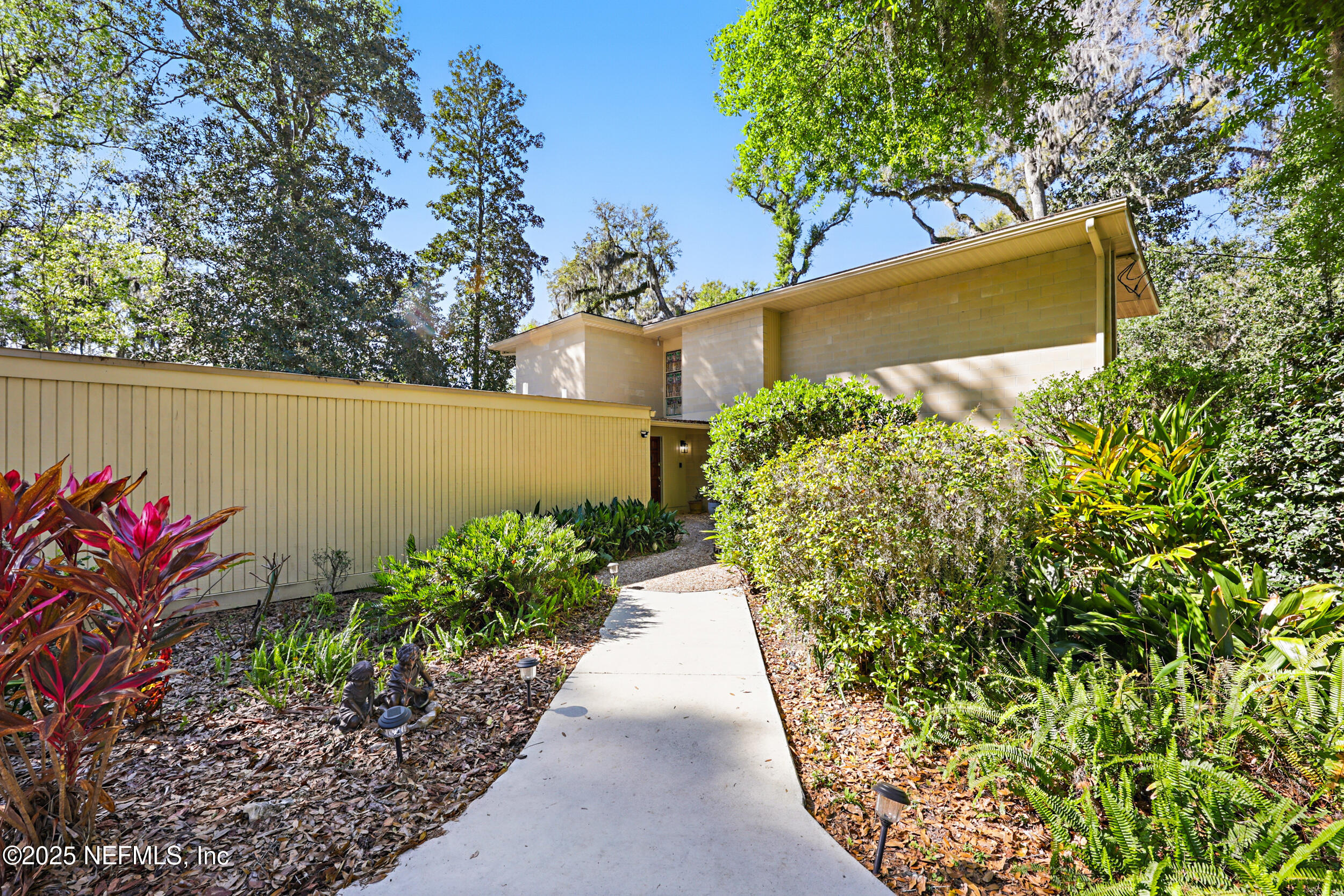 2916 FOREST Circle