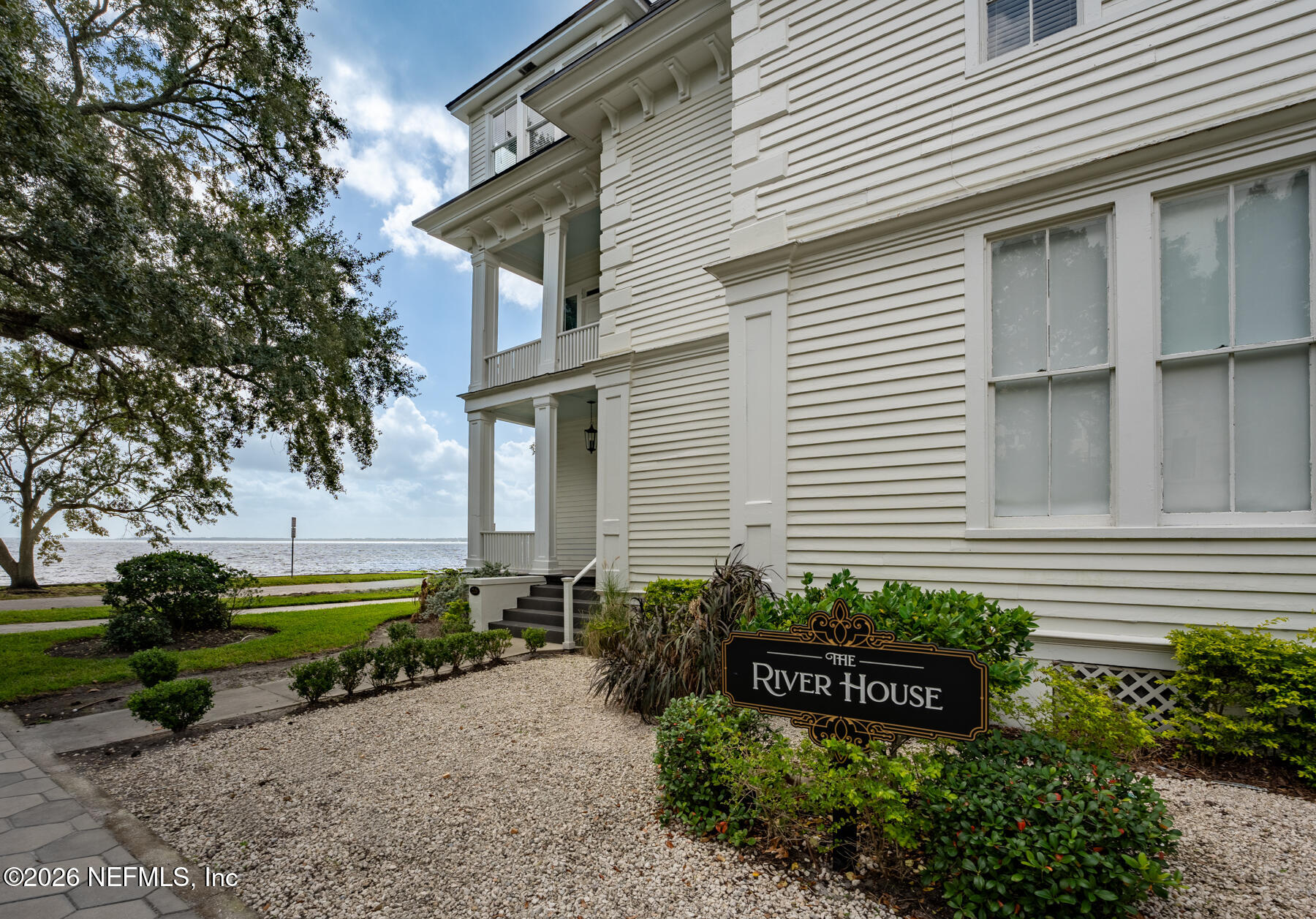 2105 RIVER Boulevard