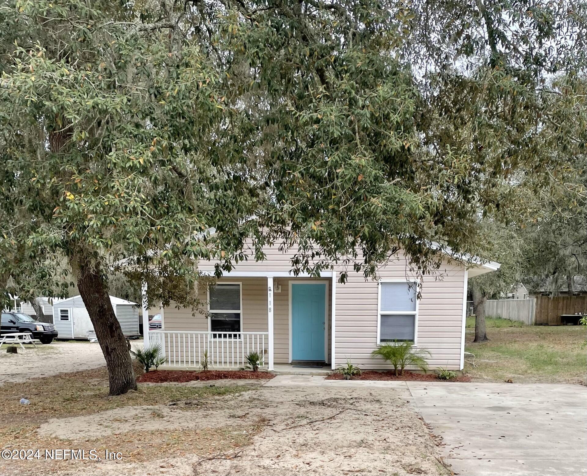 Interlachen, FL home for sale located at 118 VOLUNTEER Avenue, Interlachen, FL 32148