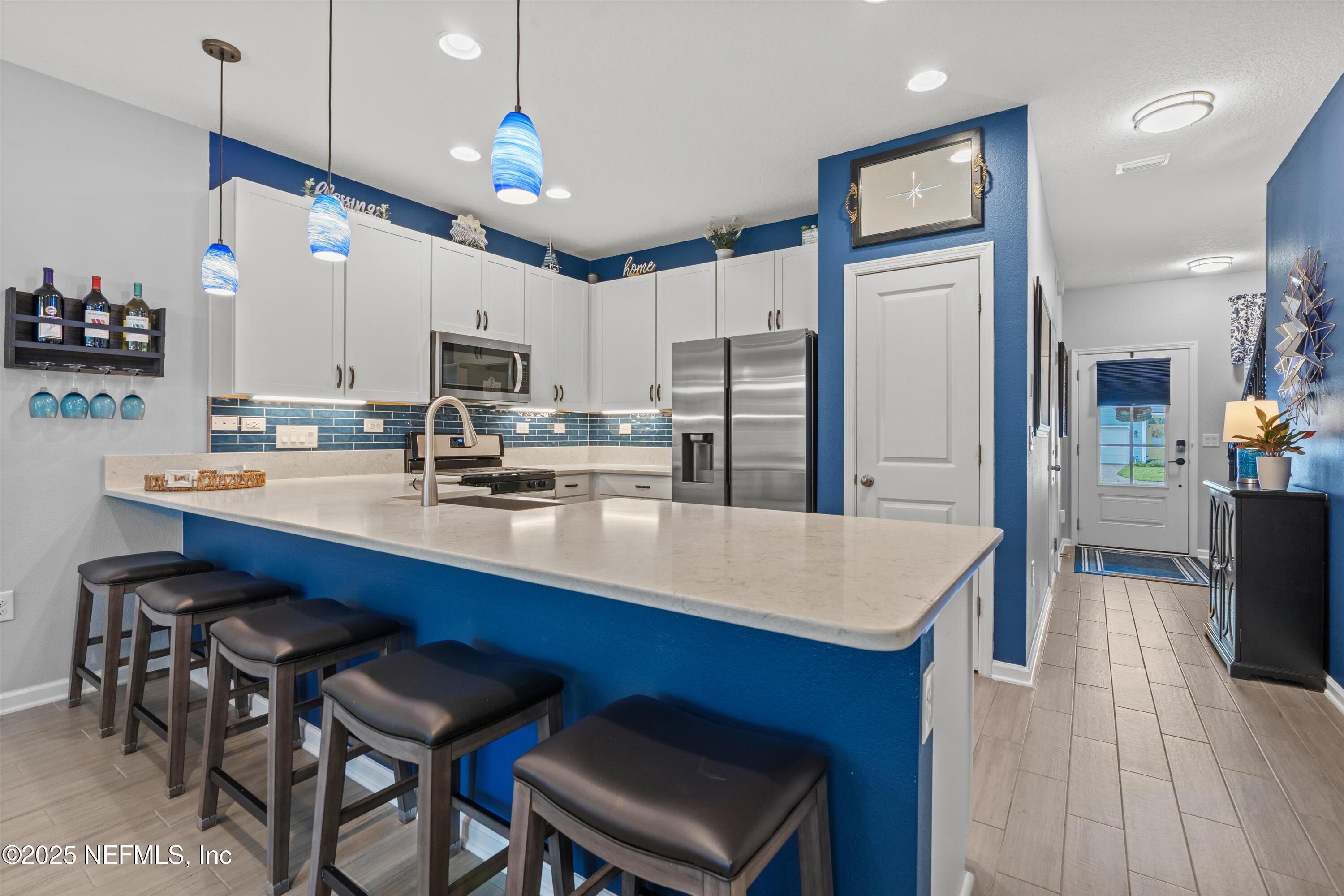 44 PINEBURY LN