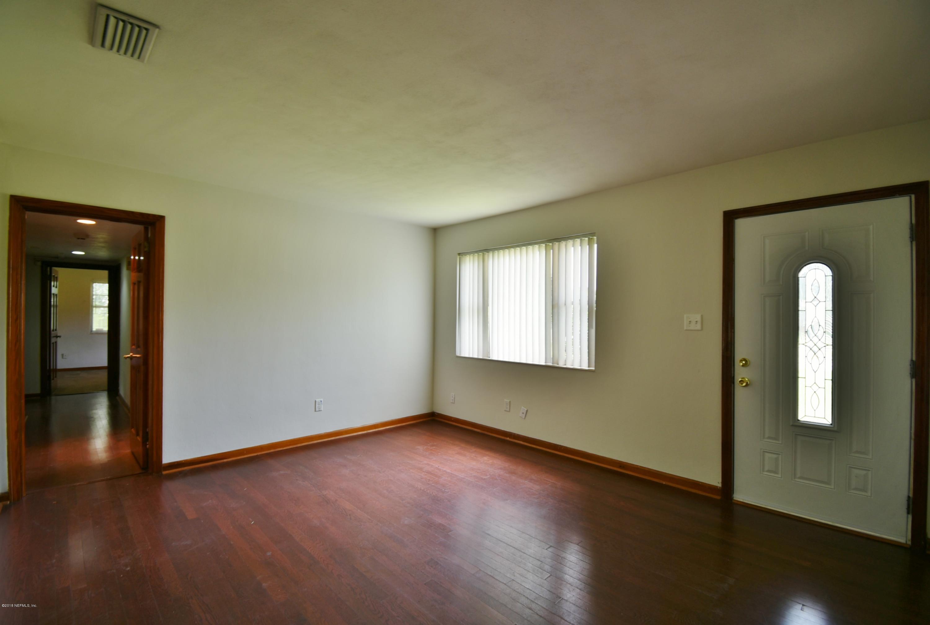 2101 MAPLE LEAF Drive E