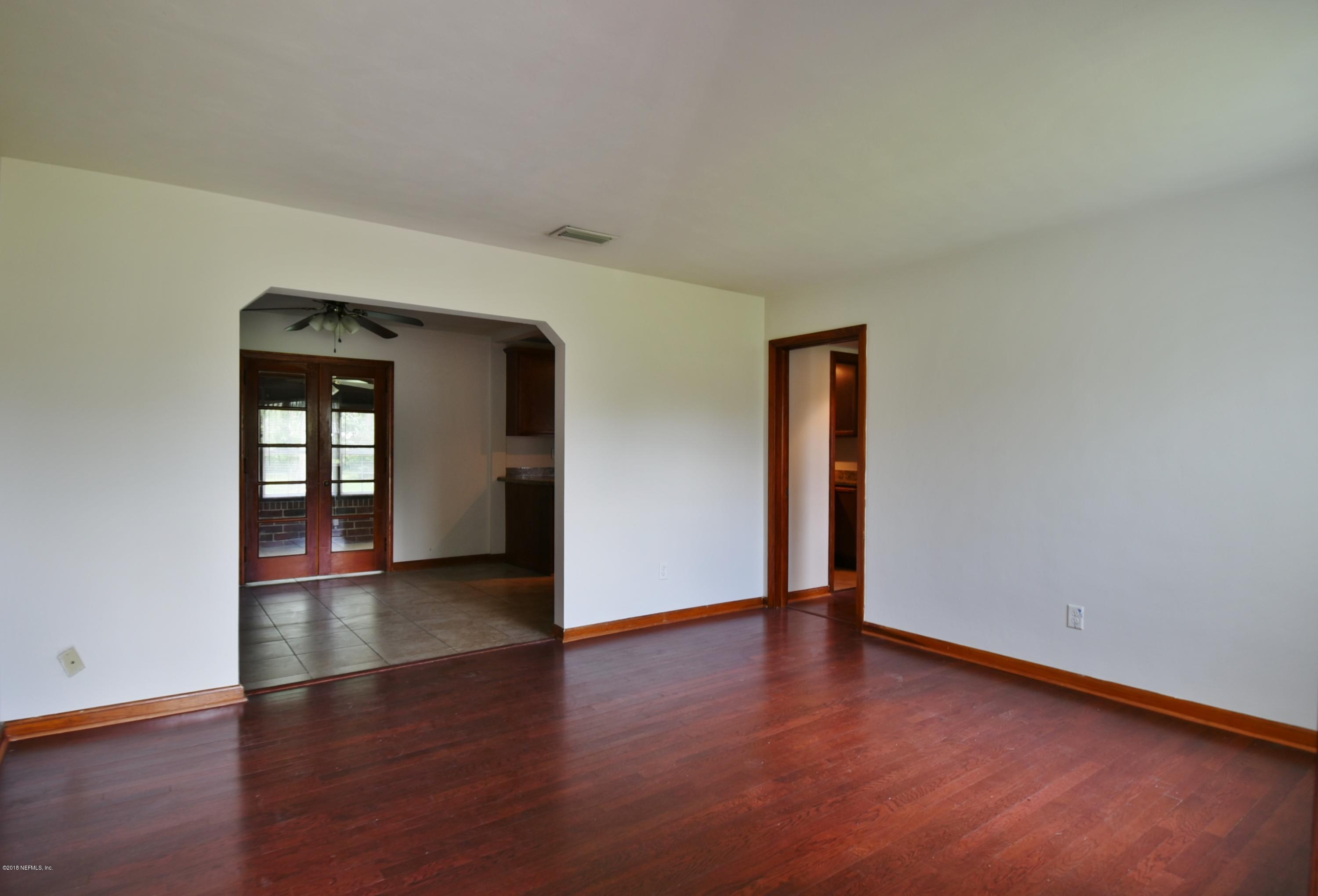 2101 MAPLE LEAF Drive E