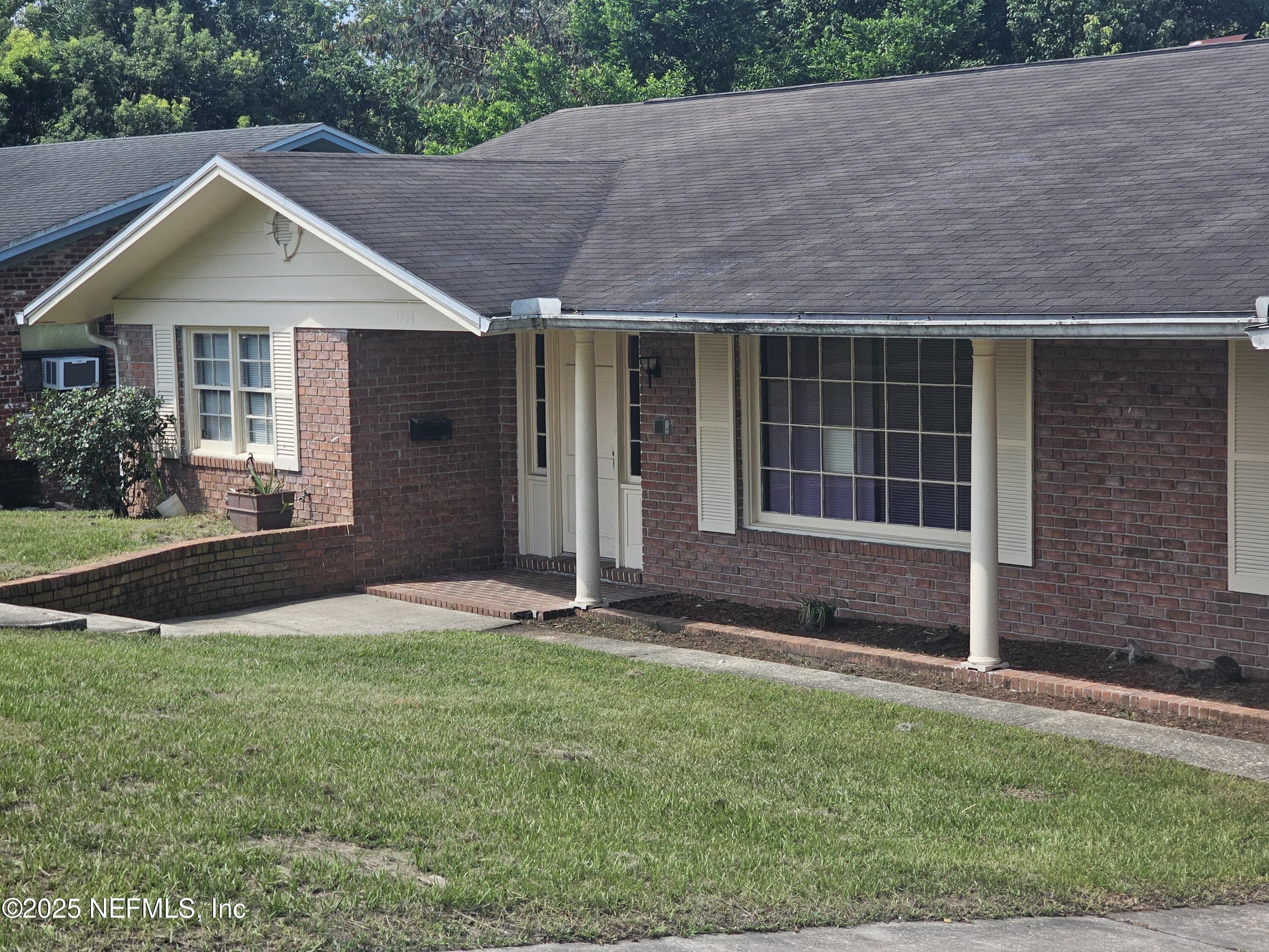 1934 WOODLEIGH Drive W