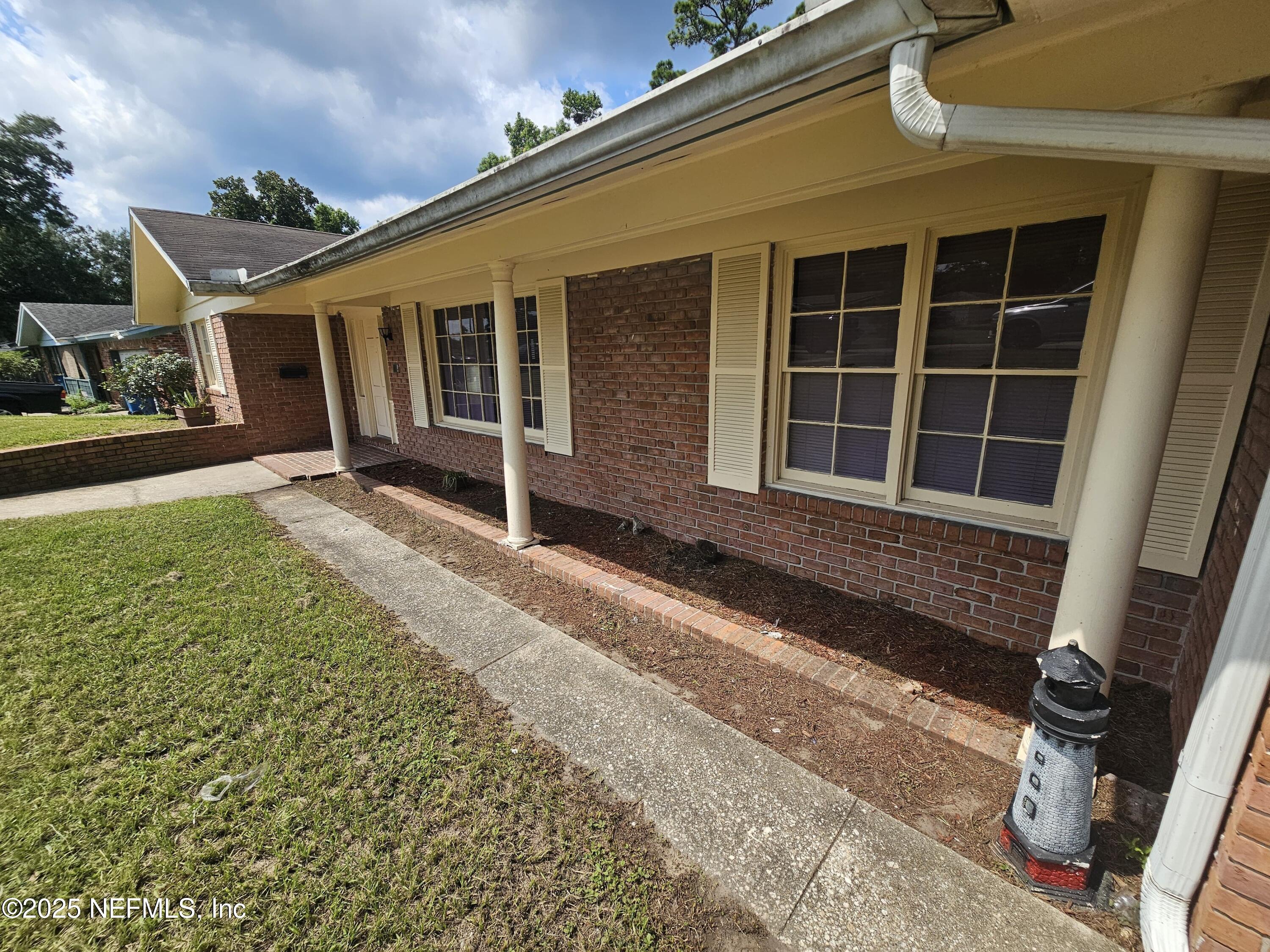 1934 WOODLEIGH Drive W