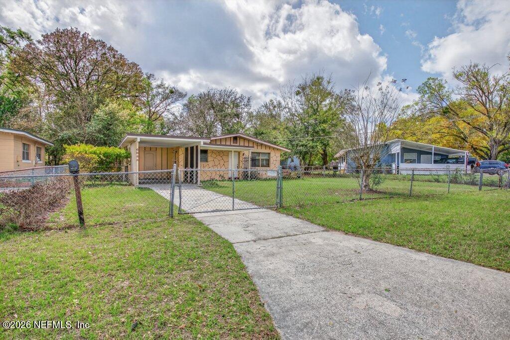 6886 TOM THUMB Drive