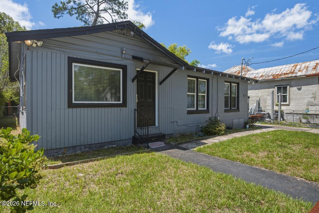 1216 W 24TH Street