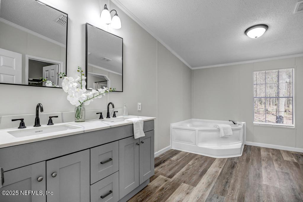 10450 ERICKSON Avenue