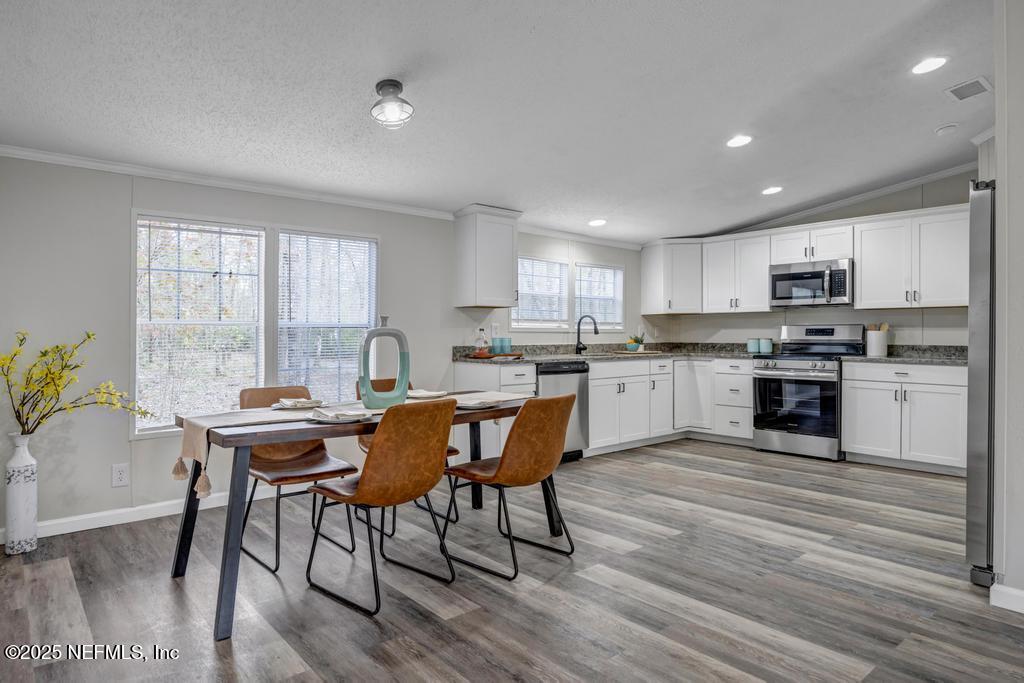 10450 ERICKSON Avenue