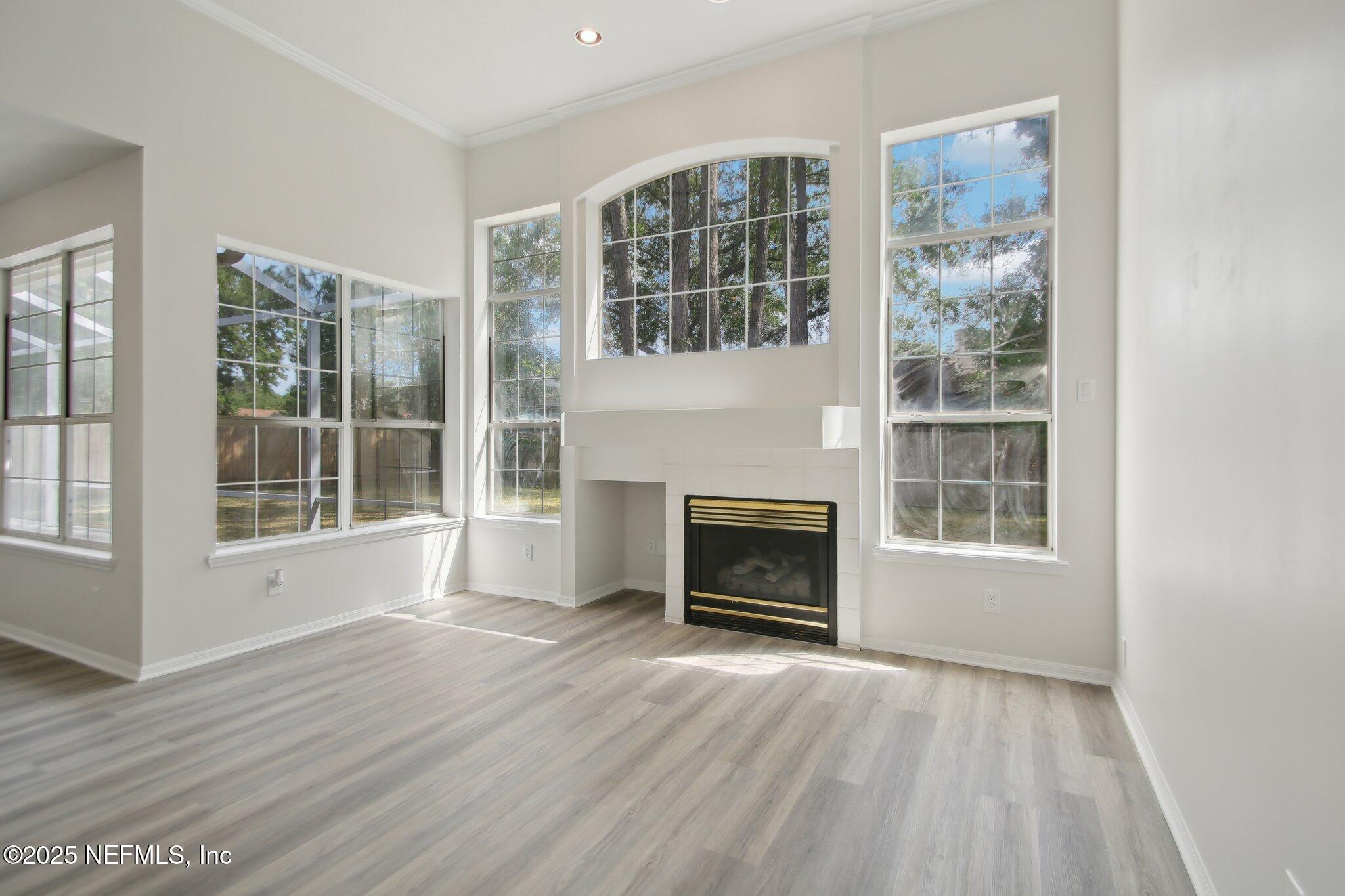 1076 LARKSPUR Loop