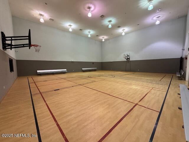 8215 GREEN PARROT Road 107