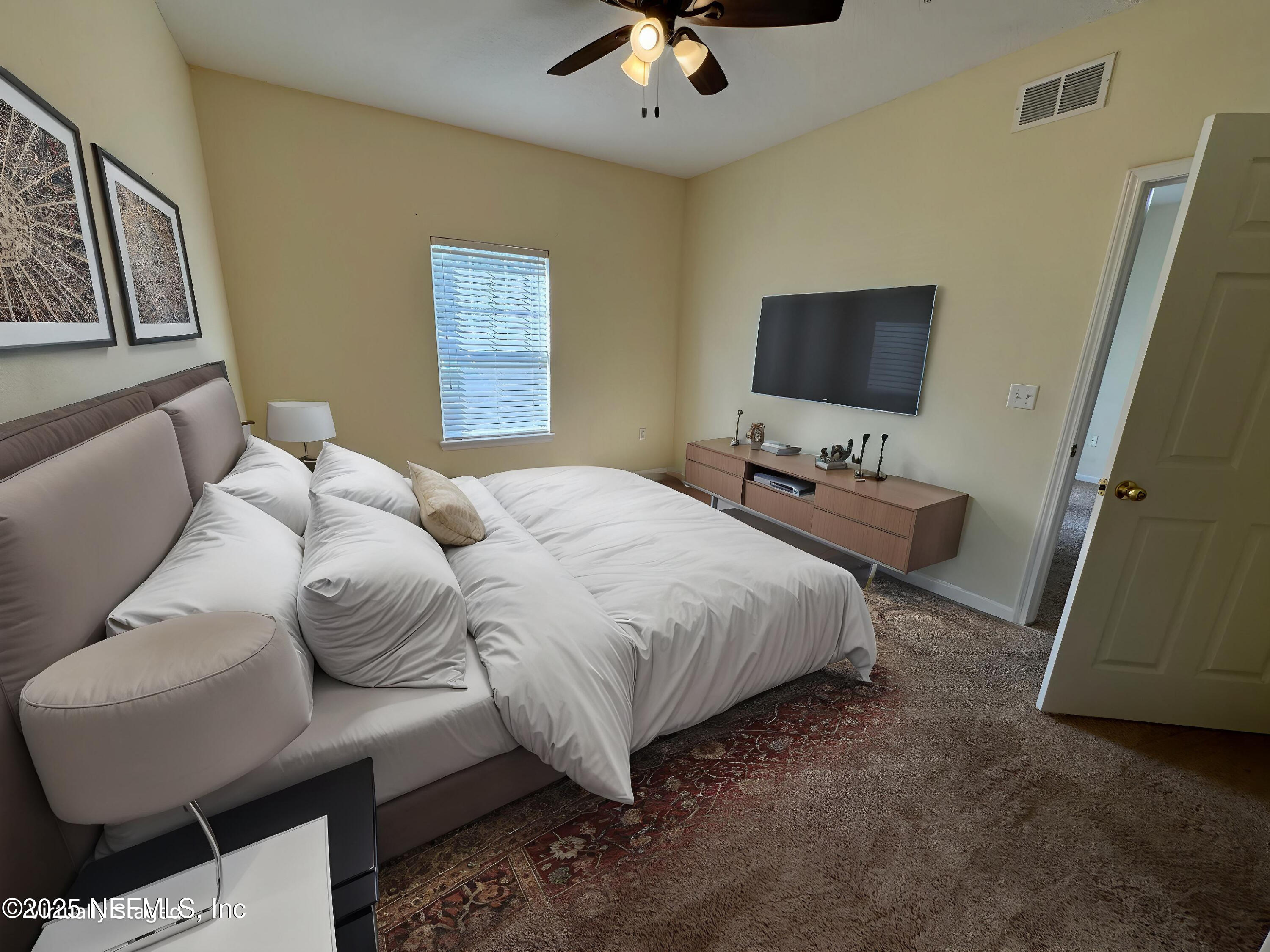 8215 GREEN PARROT Road 107