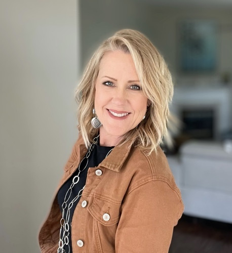 This is a photo of KRISTA CANDLISH. This professional services JACKSONVILLE, FL homes for sale in 32257 and the surrounding areas.