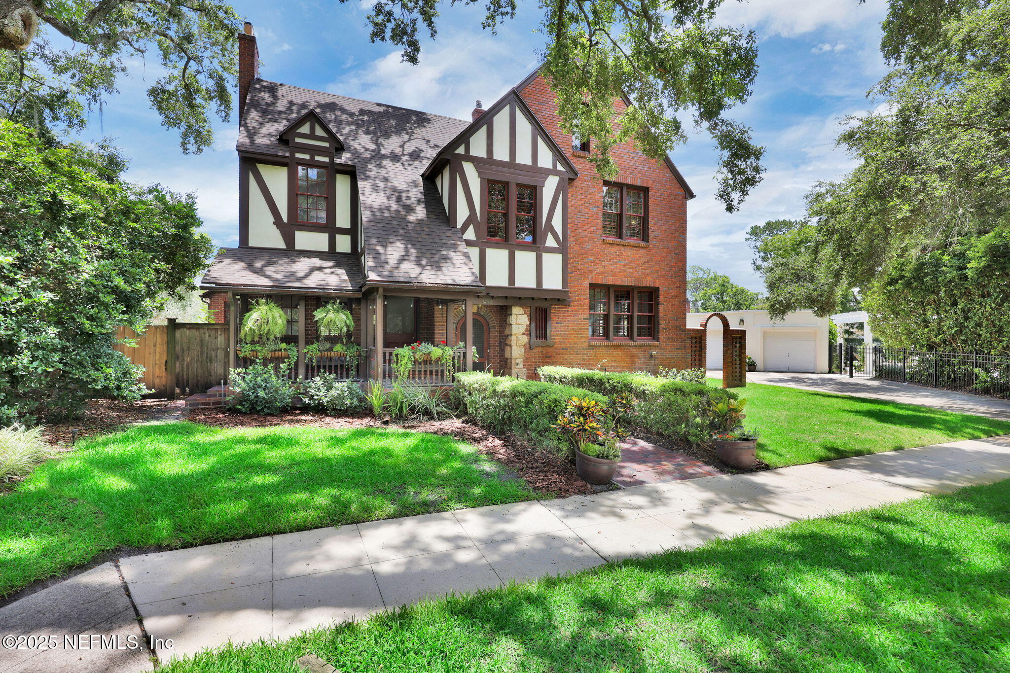 1475 EDGEWOOD Circle