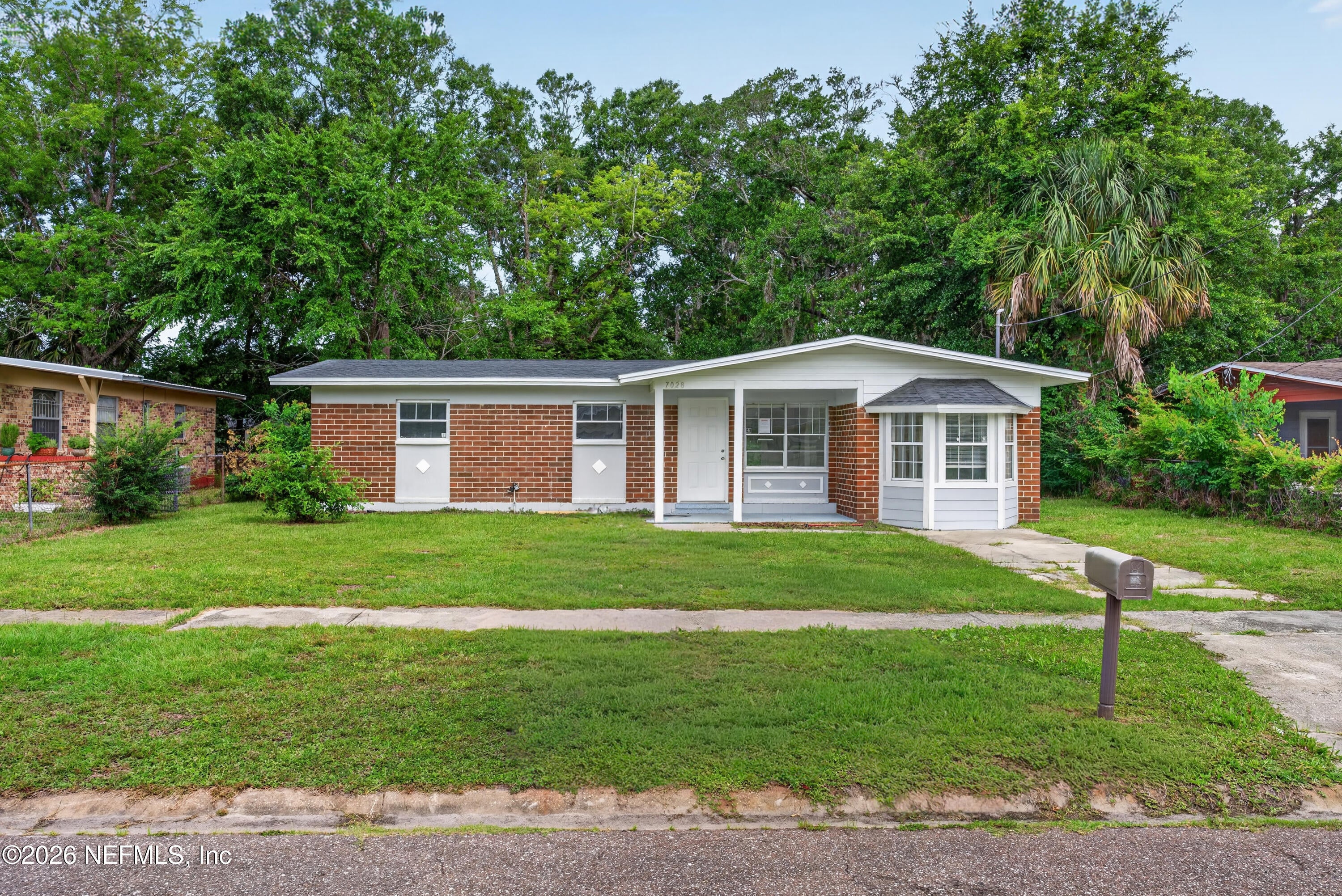 Photo 1 of 33 — 7028 LINCOLN Circle W, Jacksonville, FL 32209