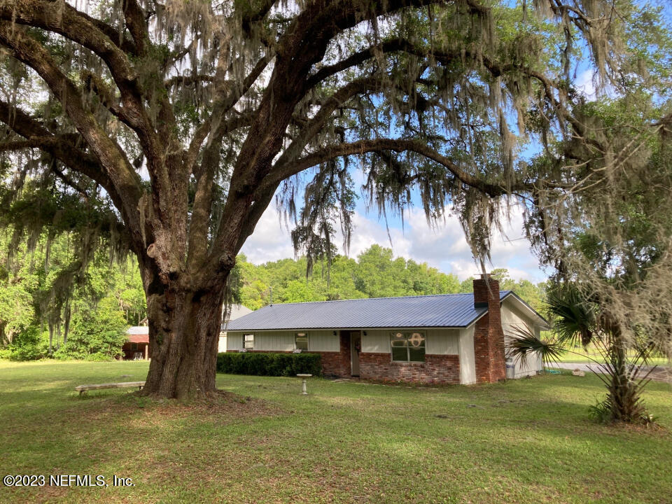 Interlachen, FL home for sale located at 701 Walker Drive, Interlachen, FL 32148
