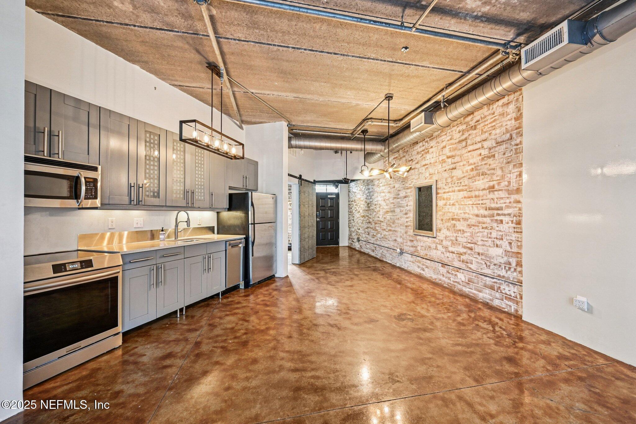 2064 HERSCHEL Street 106