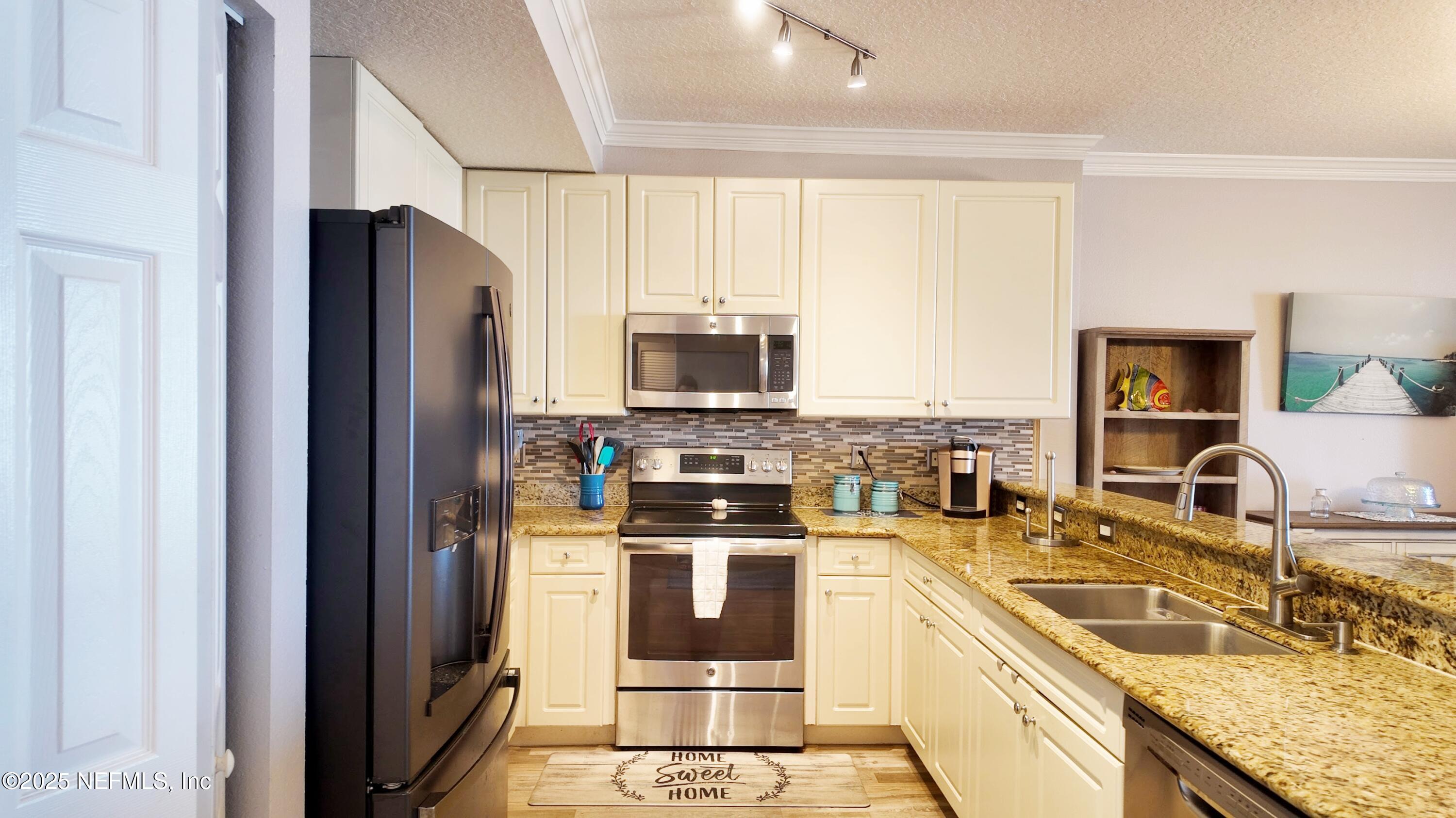 80 SURFVIEW Drive 602