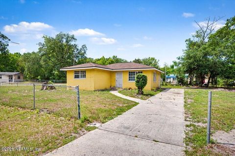 Photo of 9504 WAYNESBORO Avenue, Jacksonville, FL 32208 (MLS # 2143796)