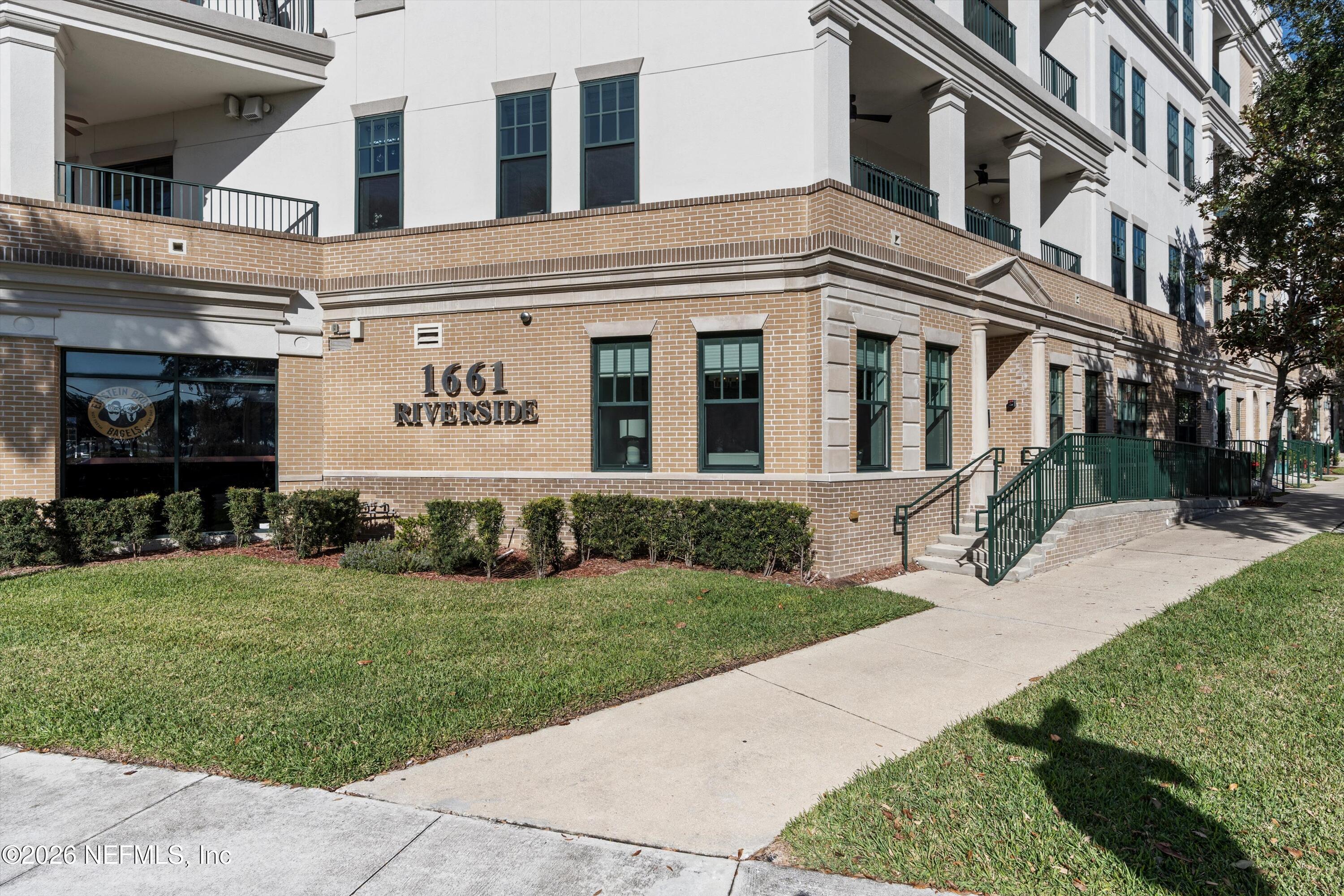 1661 RIVERSIDE Avenue 305