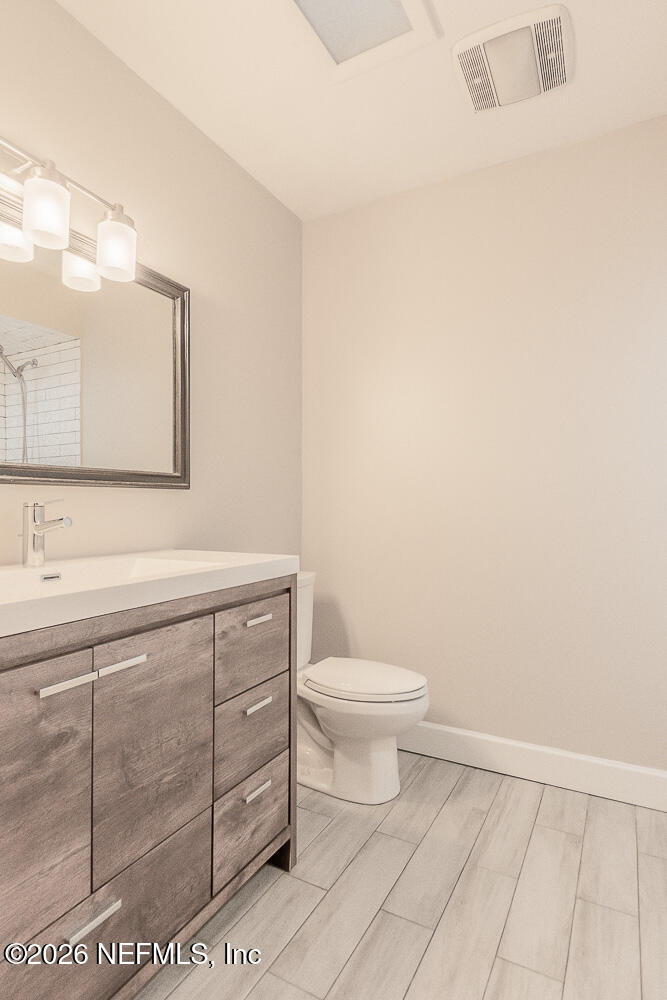 1549 MONTROSE Avenue E