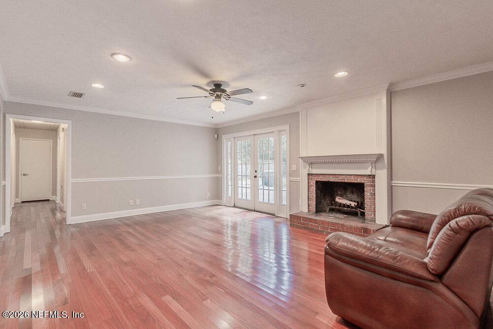 1549 MONTROSE Avenue E