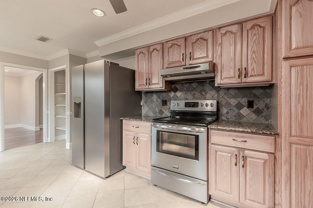 1549 MONTROSE Avenue E