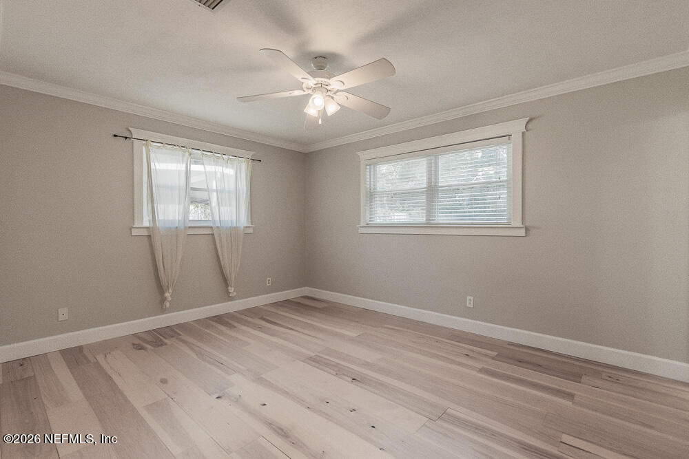 1549 MONTROSE Avenue E