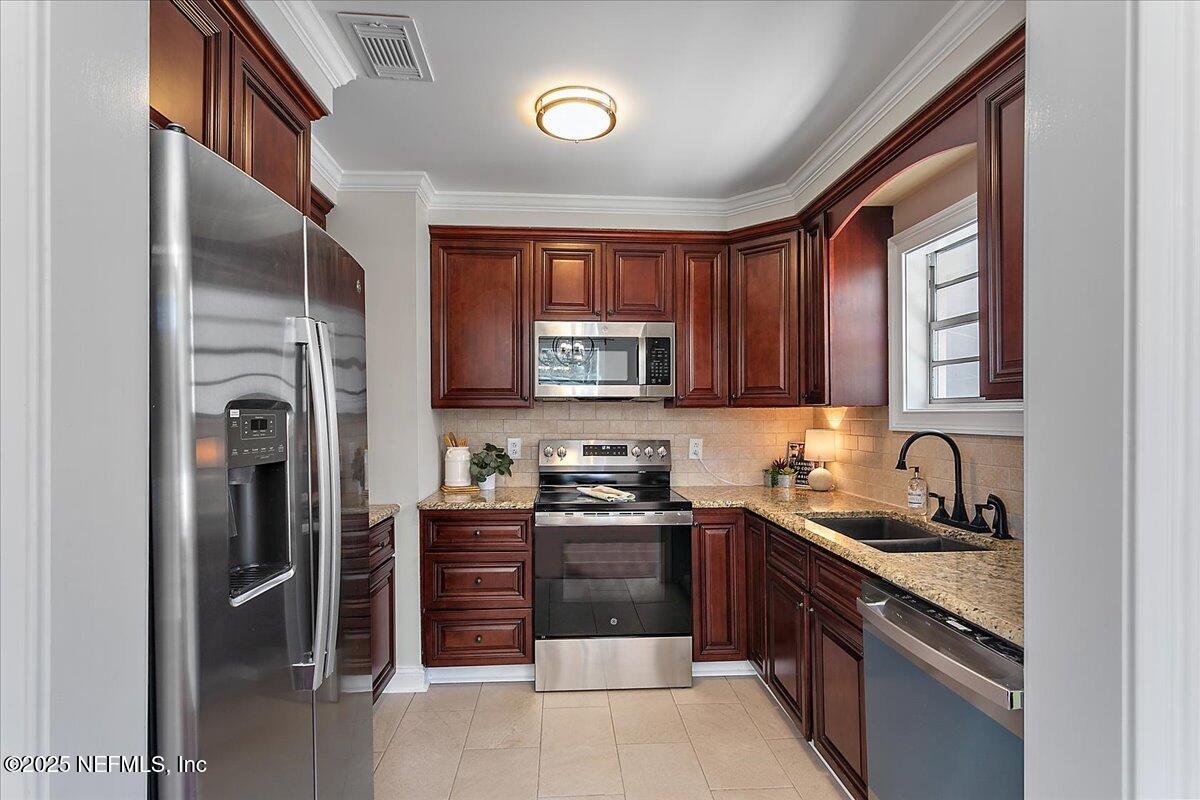 1282 MACARTHUR Street