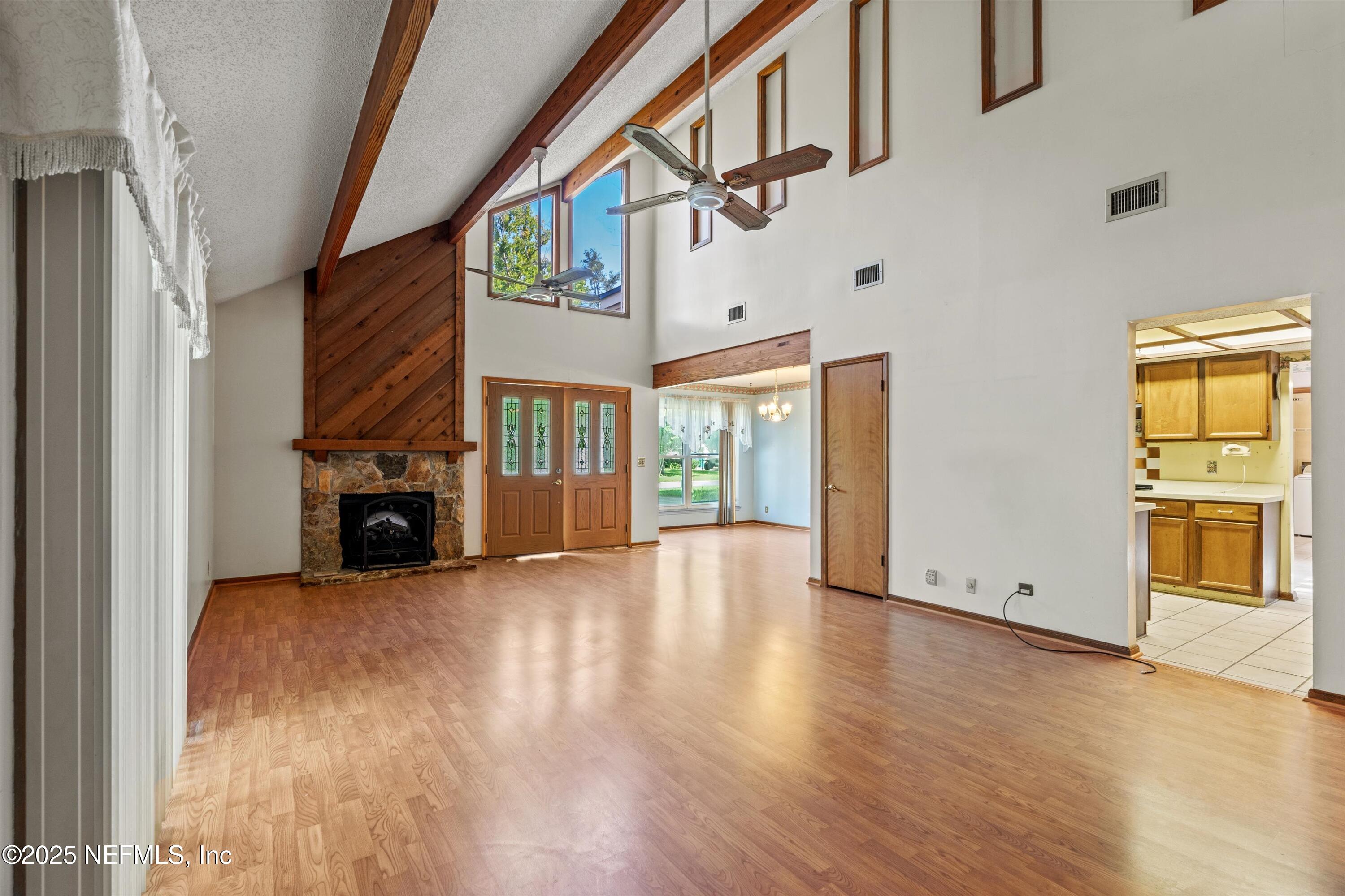 1083 KINGS Road