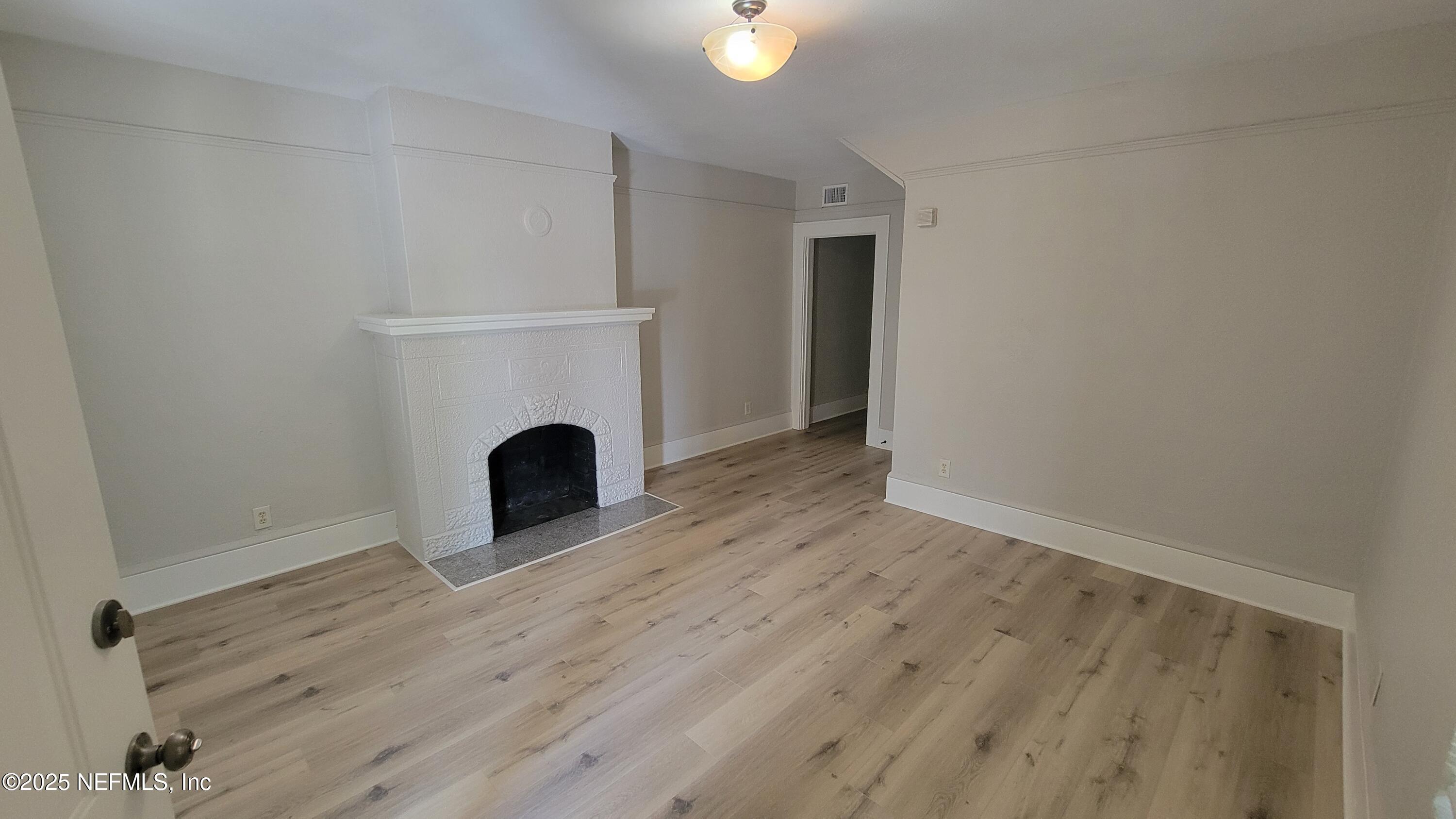 2514 WALNUT Street 2518