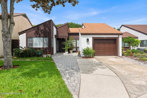 Photo of 7842 LINKSIDE Drive, Jacksonville, FL 32256 (MLS # 2165261)