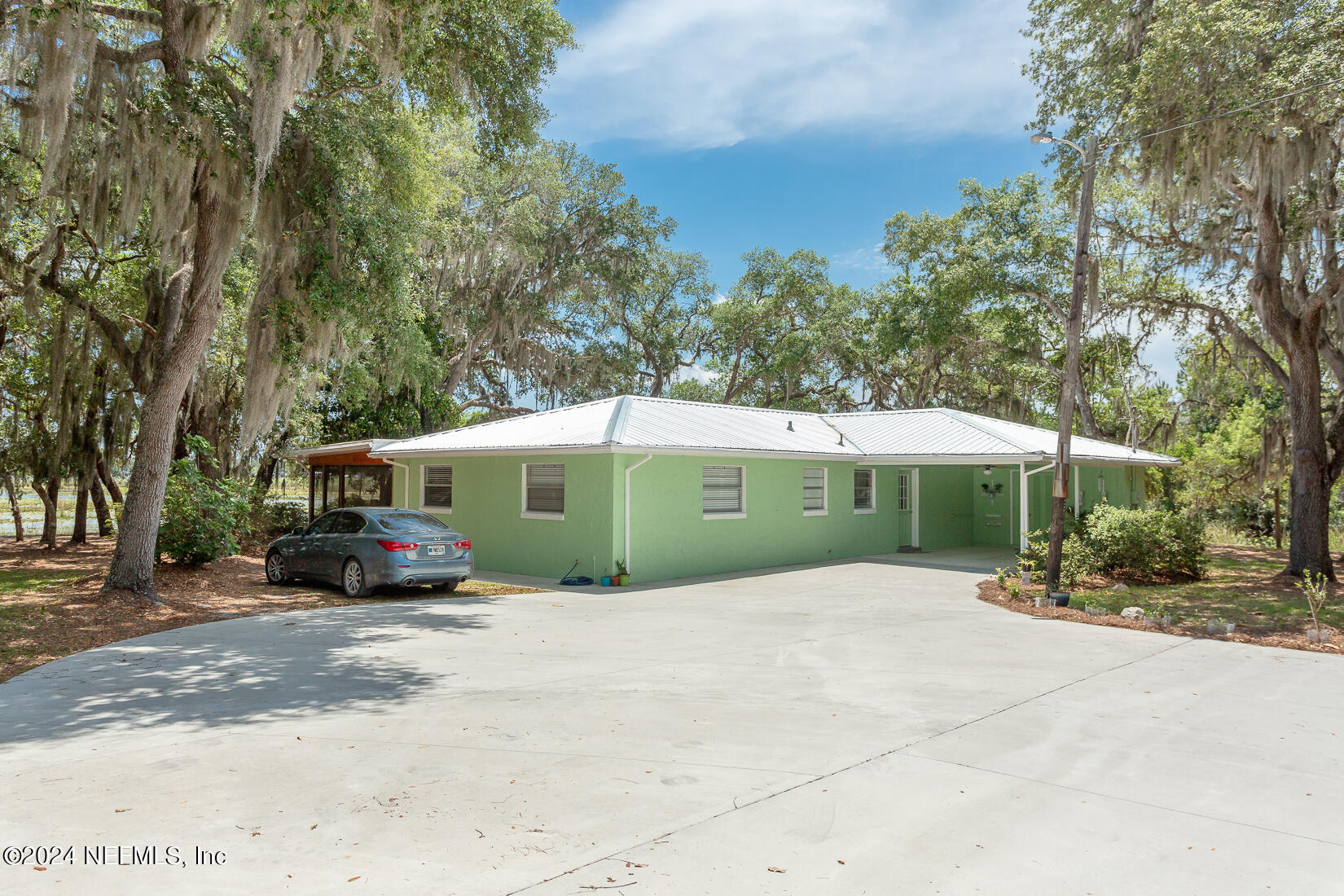 Salt Springs, FL home for sale located at 15105 NE 242nd Avenue, Salt Springs, FL 32134
