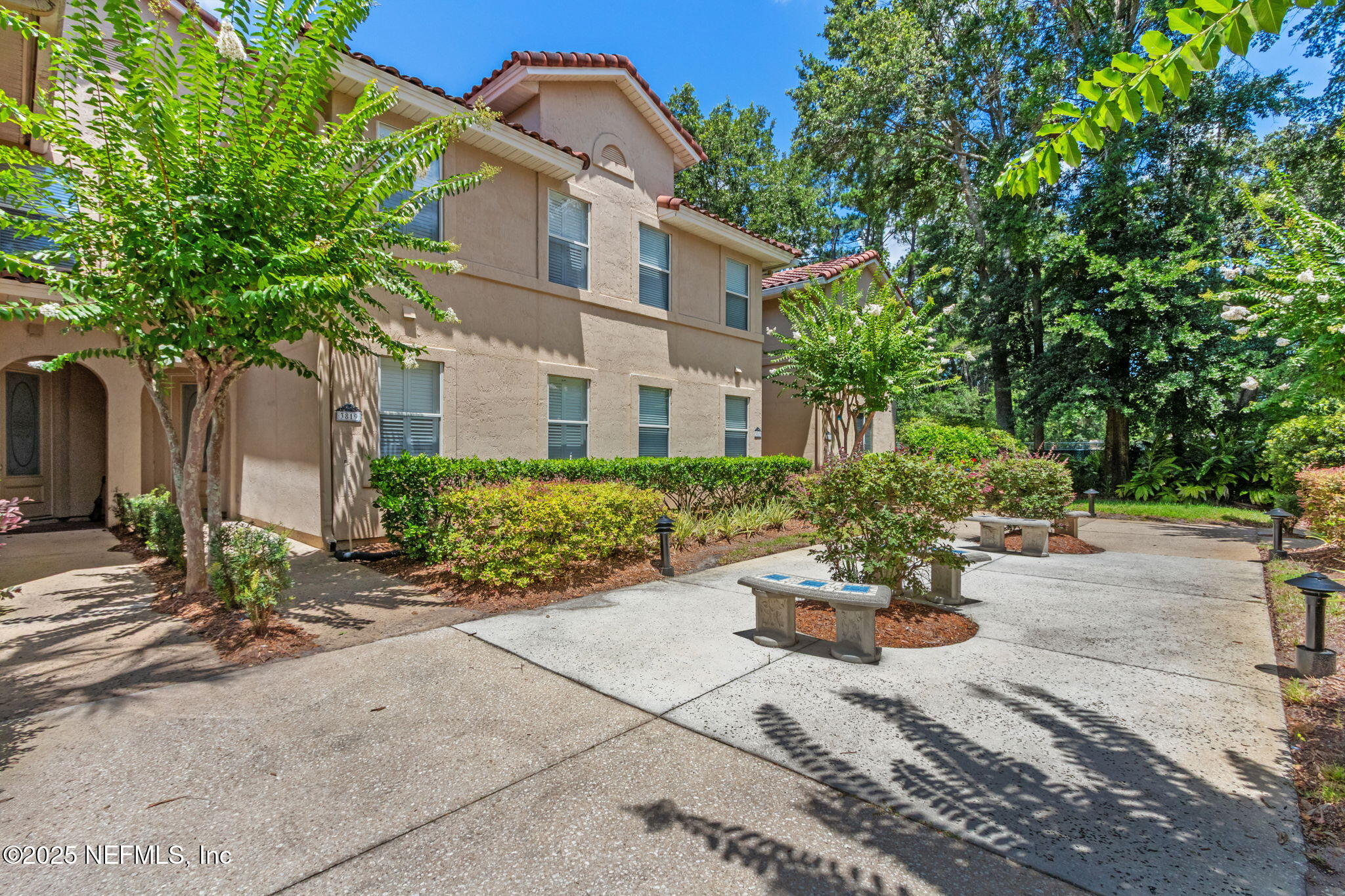 3815 LA VISTA Circle