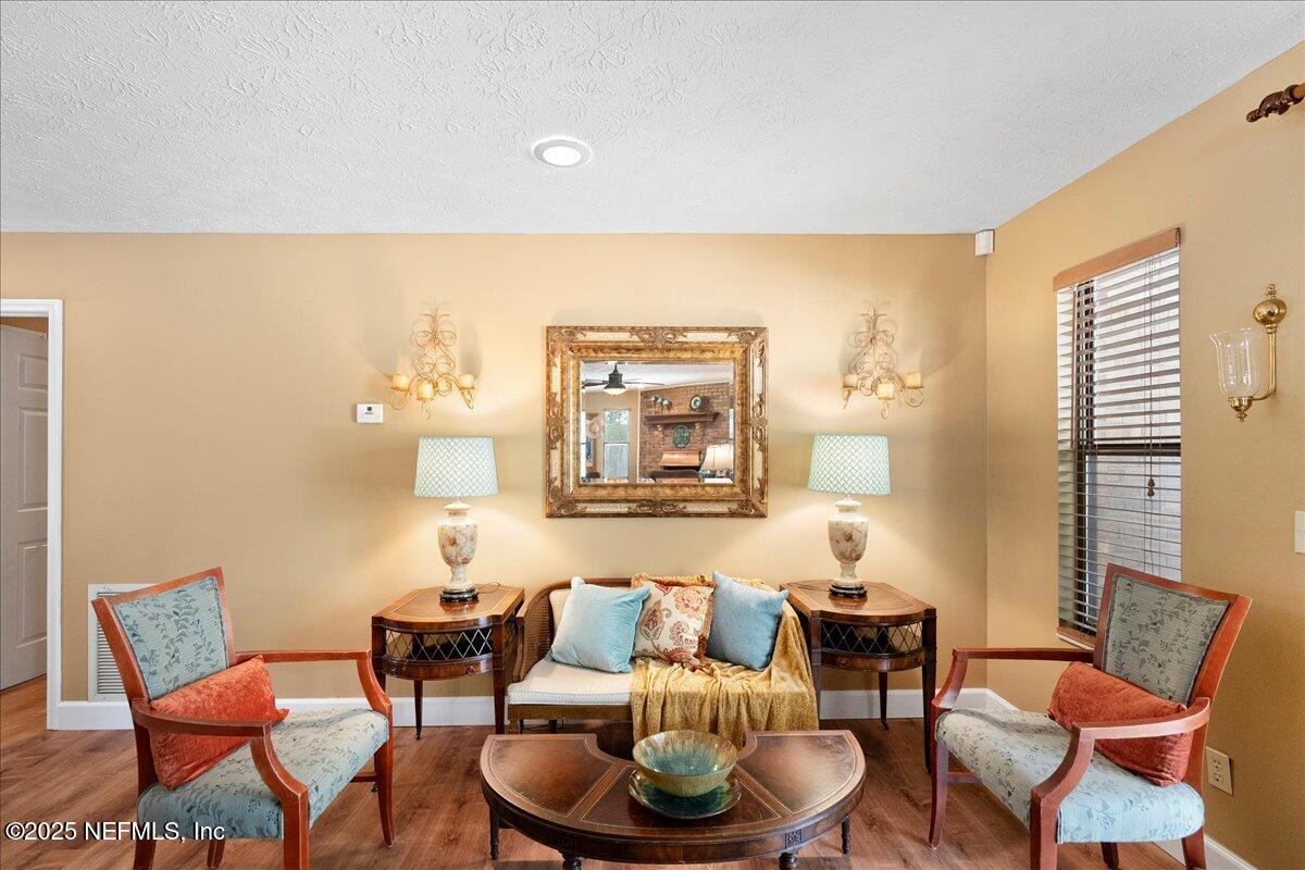 1542 SURREY GLEN Cove