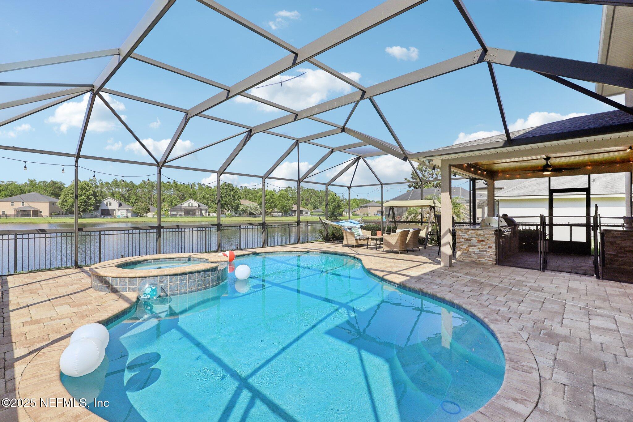 738 W KINGS COLLEGE Drive