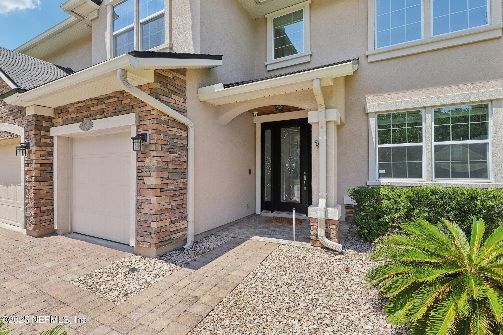738 W KINGS COLLEGE Drive