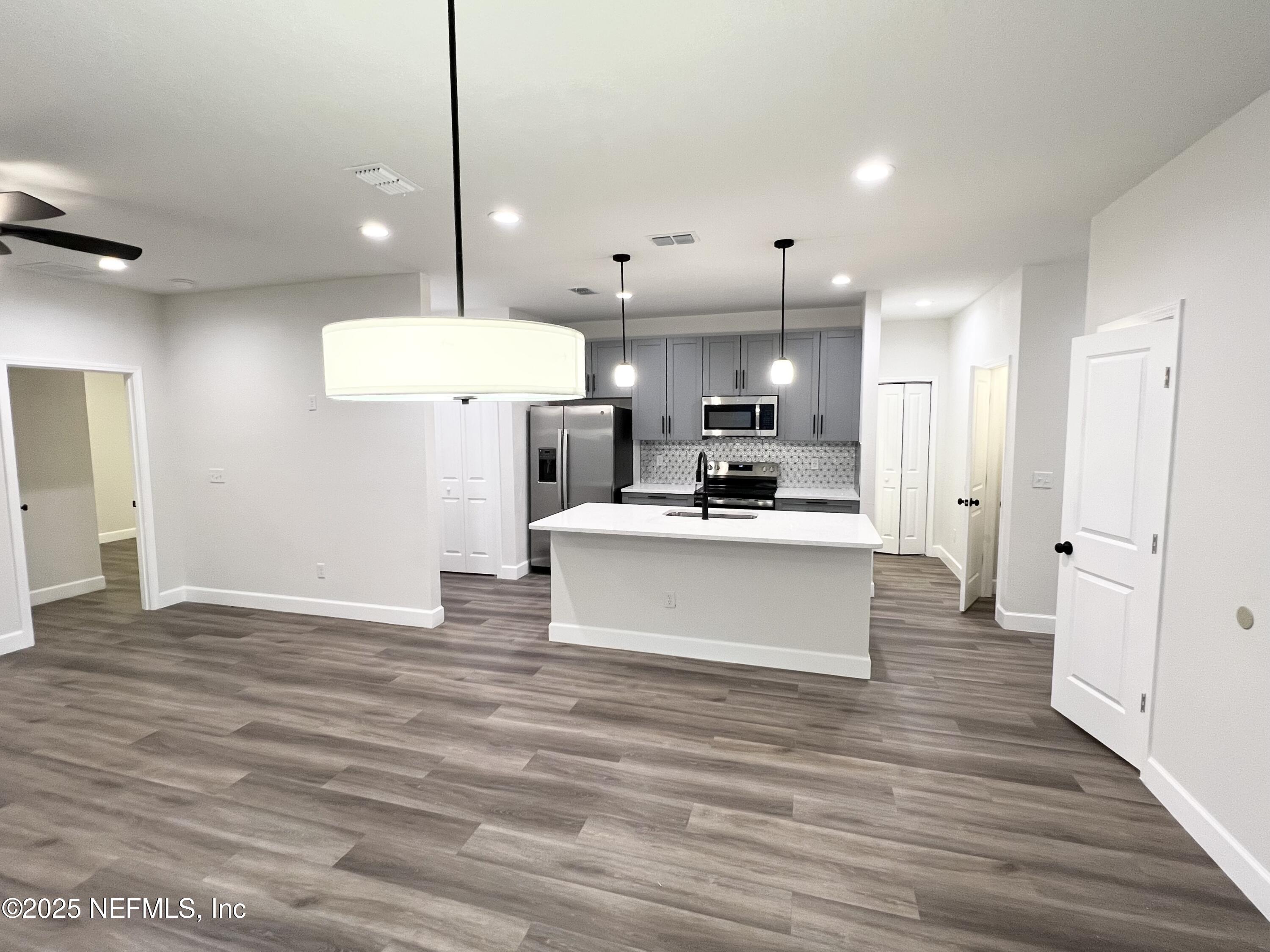 2122 W 2ND Street