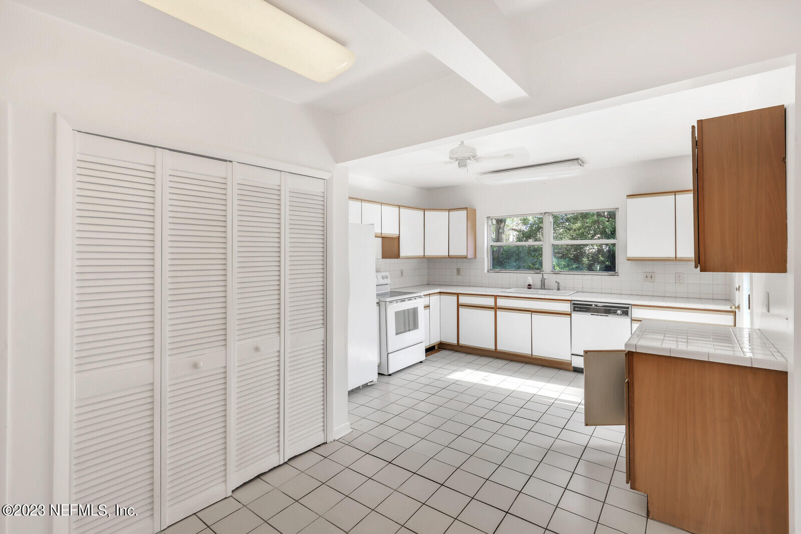 Neptune Beach, Florida 32266, United States, ,Residential,Pending,72286