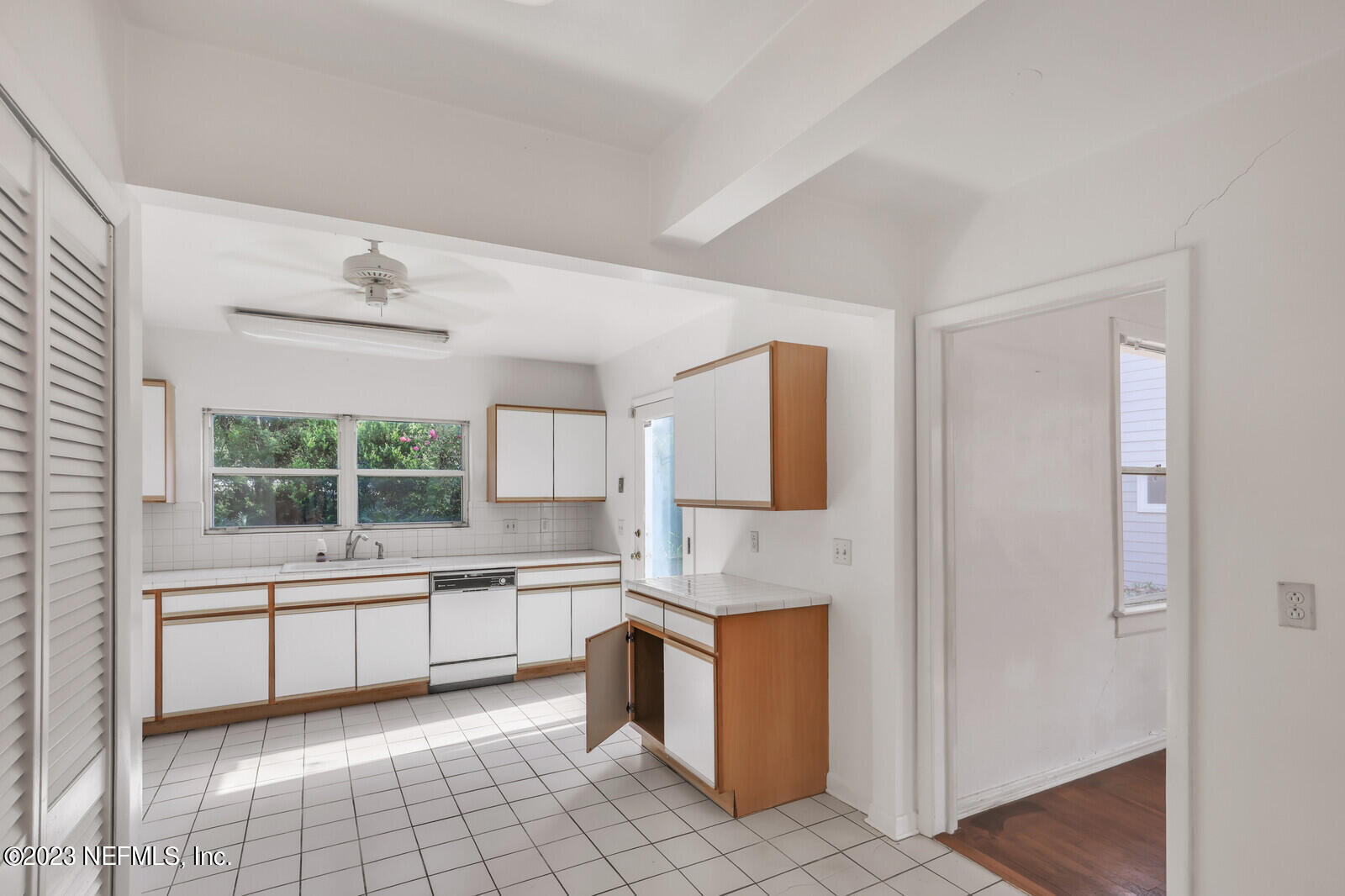 Neptune Beach, Florida 32266, United States, ,Residential,Pending,72286