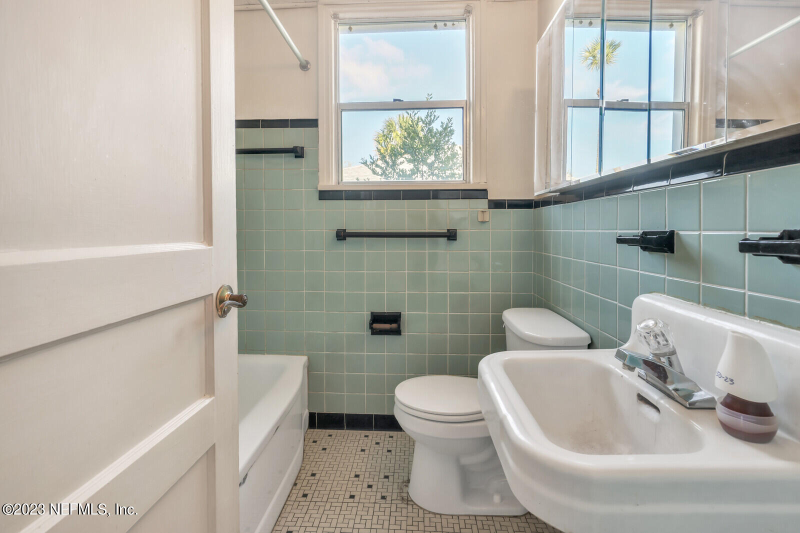 Neptune Beach, Florida 32266, United States, ,Residential,Pending,72286