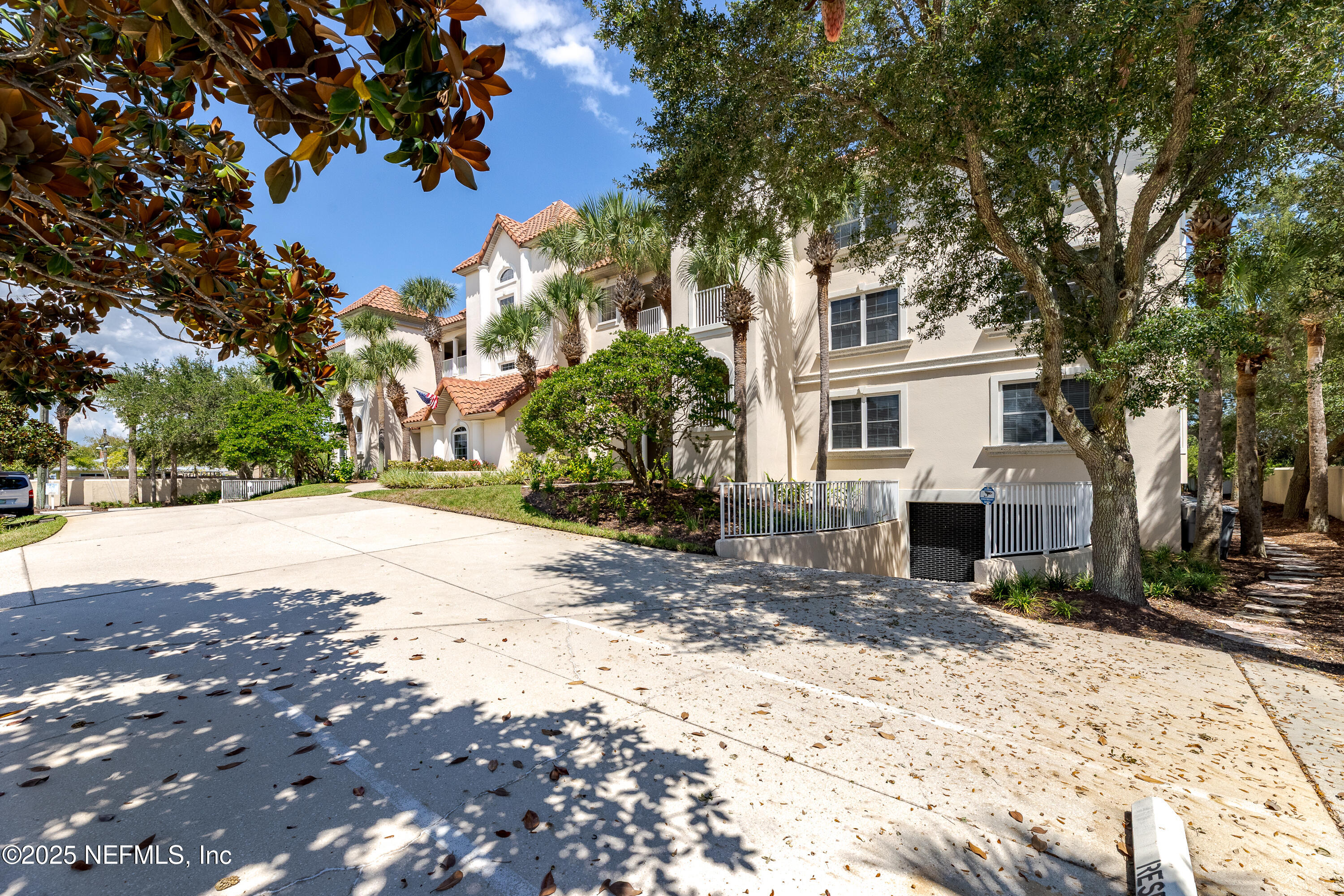 33 COMARES Avenue UNIT 305 / BOATSLIPS 8 & 16