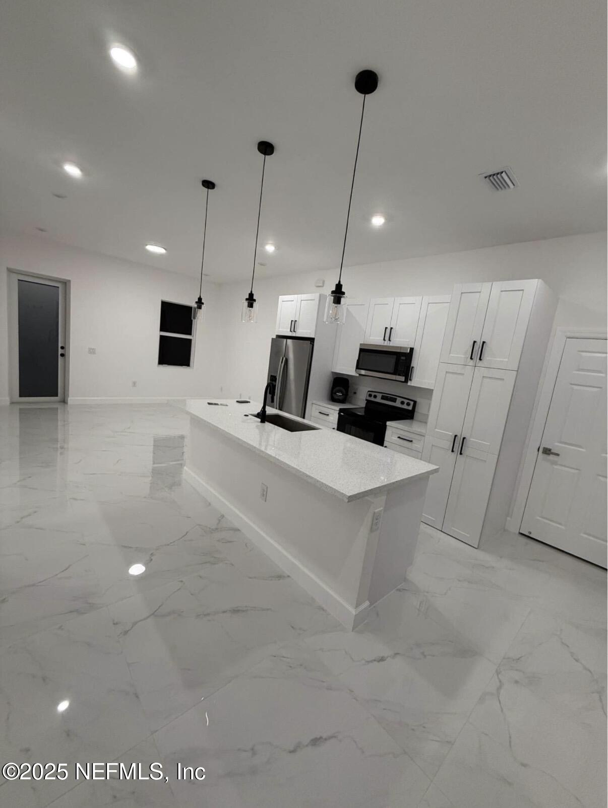 1832 LINDSAY Street 0