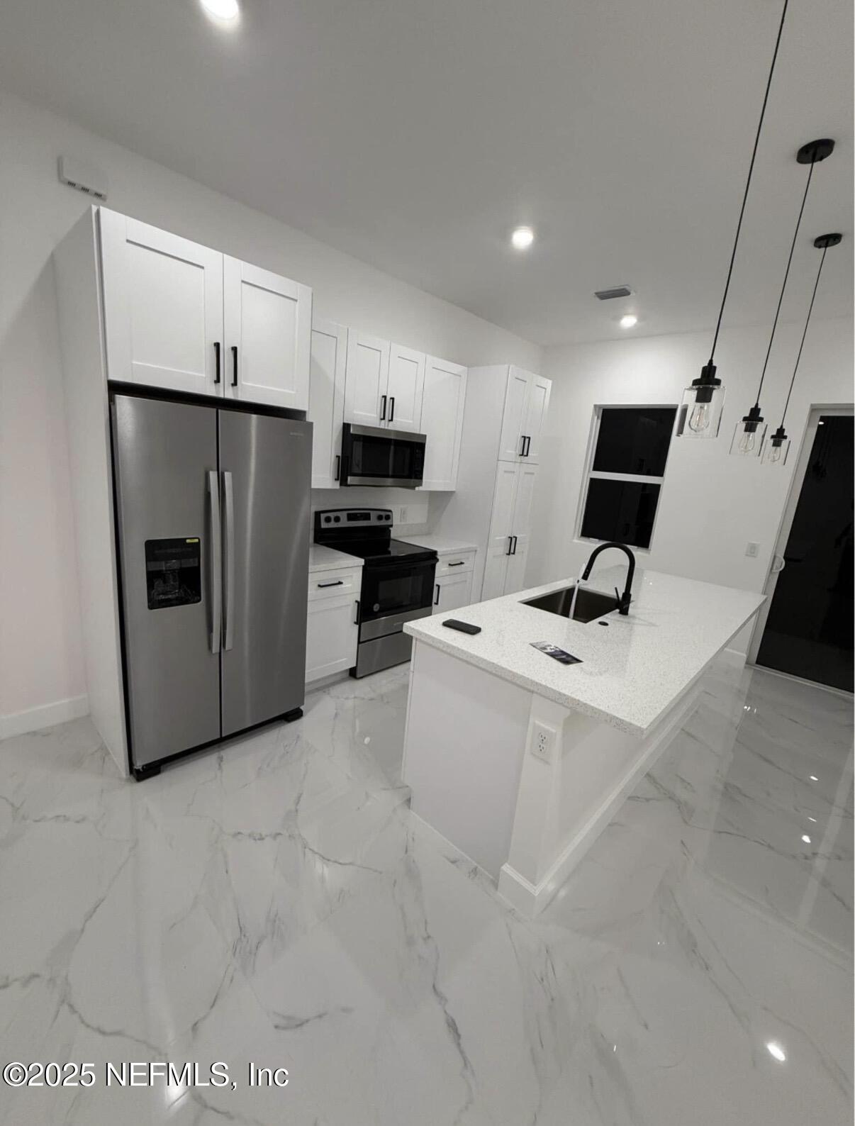 1832 LINDSAY Street 0