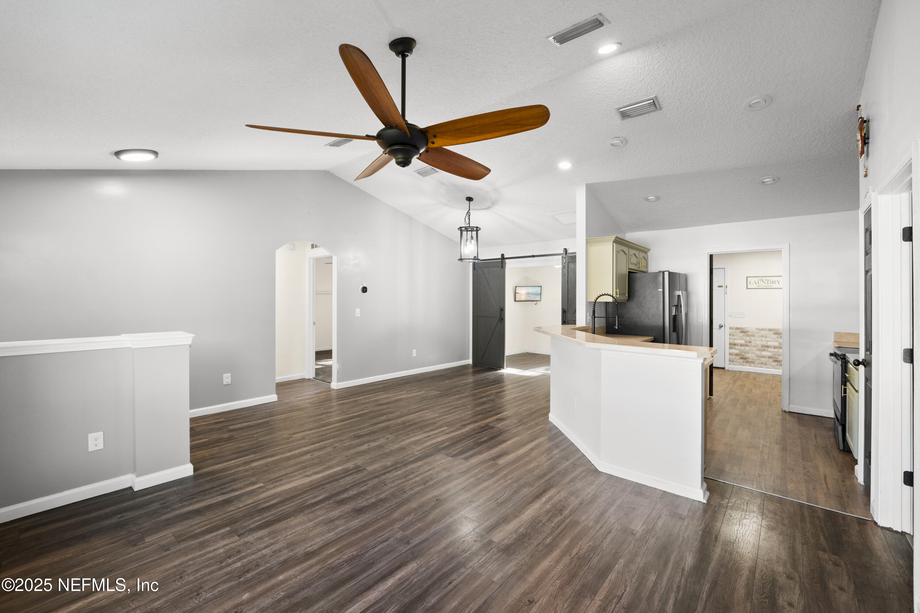 1104 N THOMPSON Street