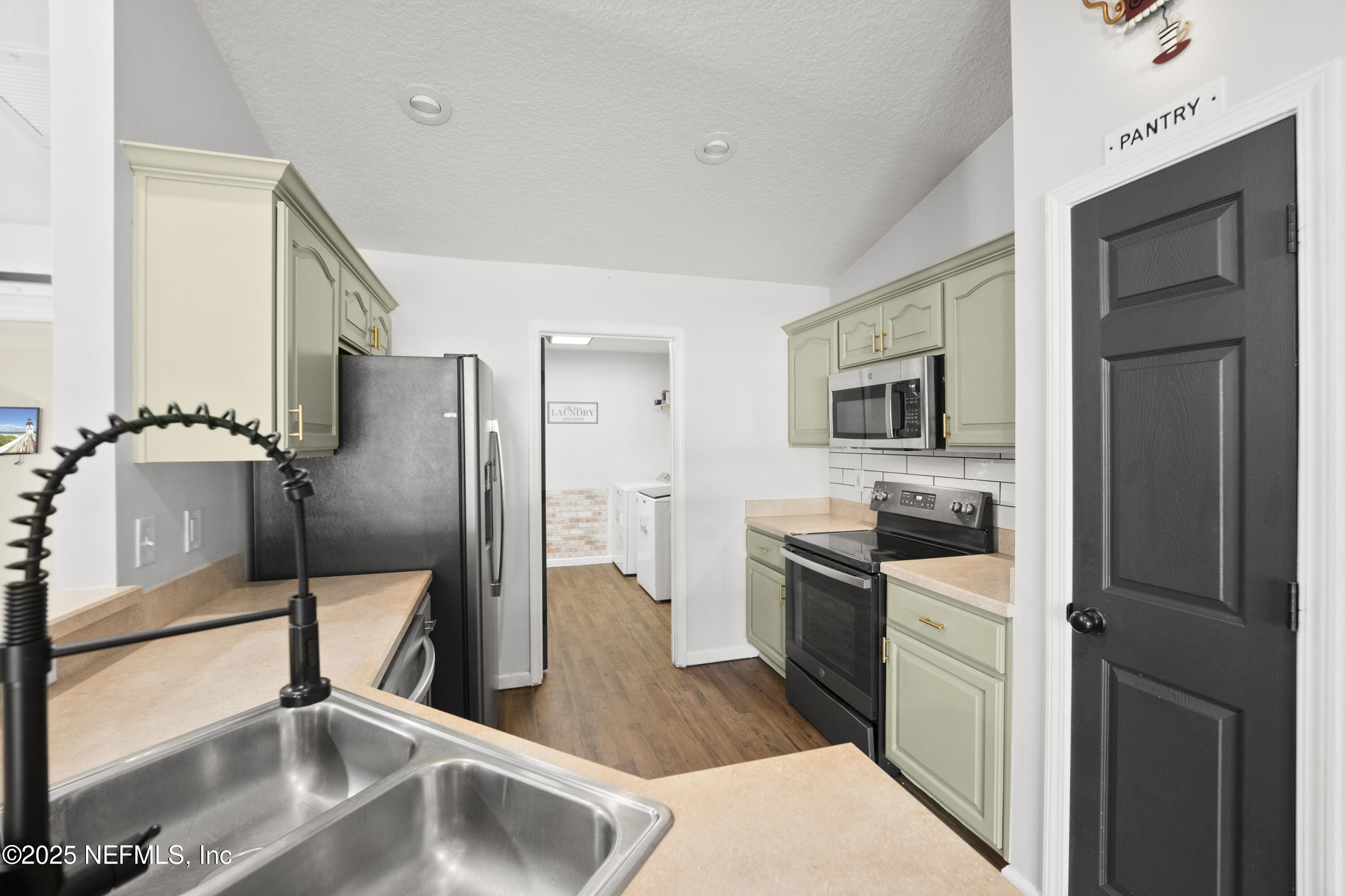 1104 N THOMPSON Street