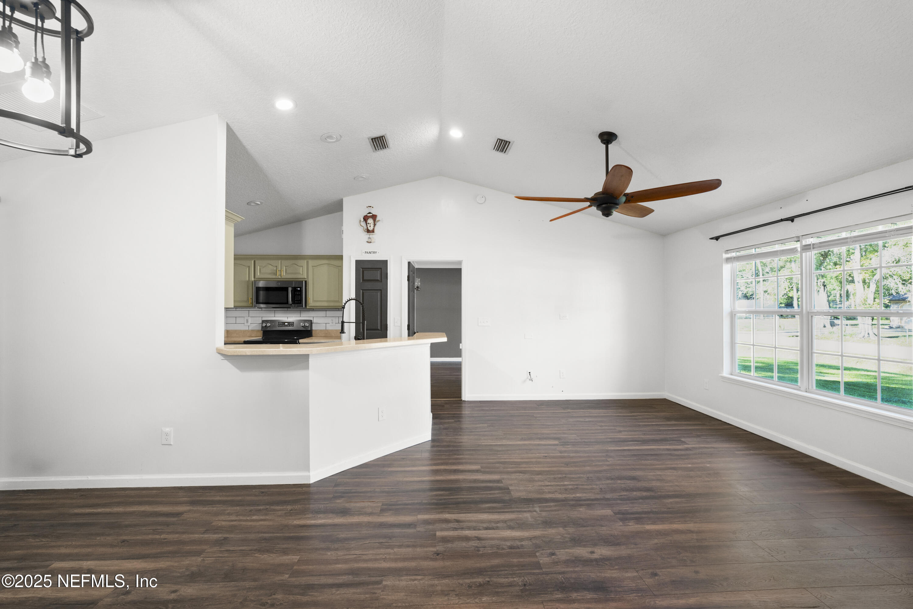 1104 N THOMPSON Street